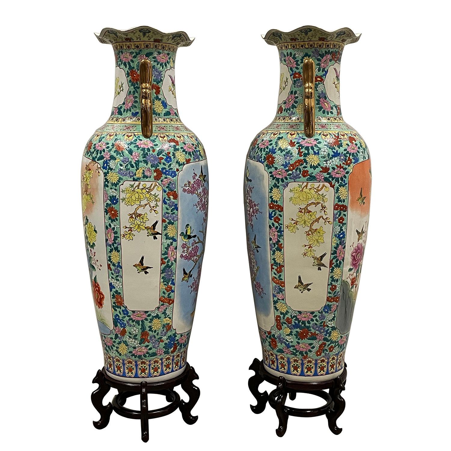 Paire de vases de sol chinois vintage en porcelaine Famille Rose en vente 1