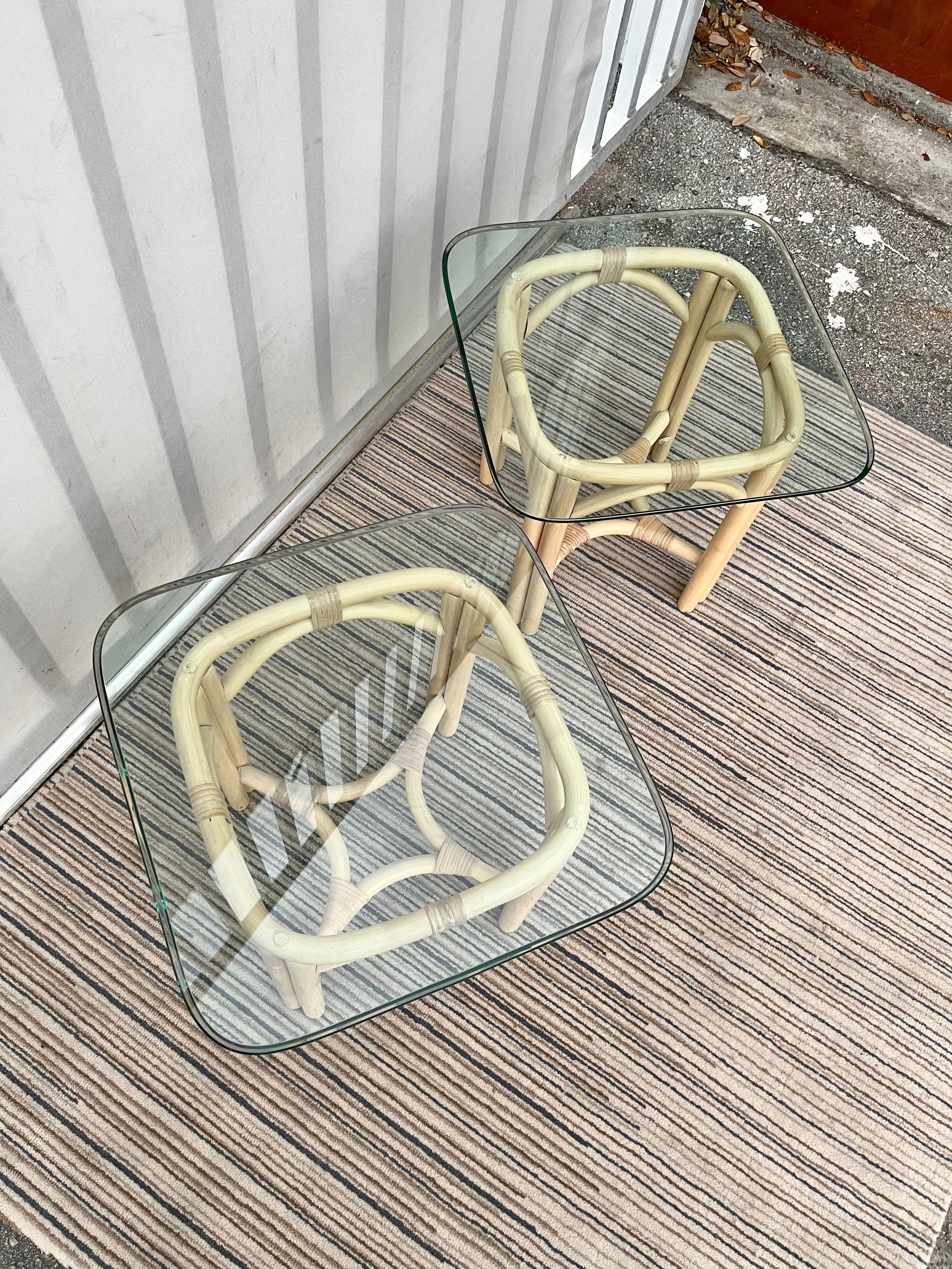 Paire de tables d'appoint vintage en rotin de style côtier avec plateau en verre. Circa 1980 en vente 4