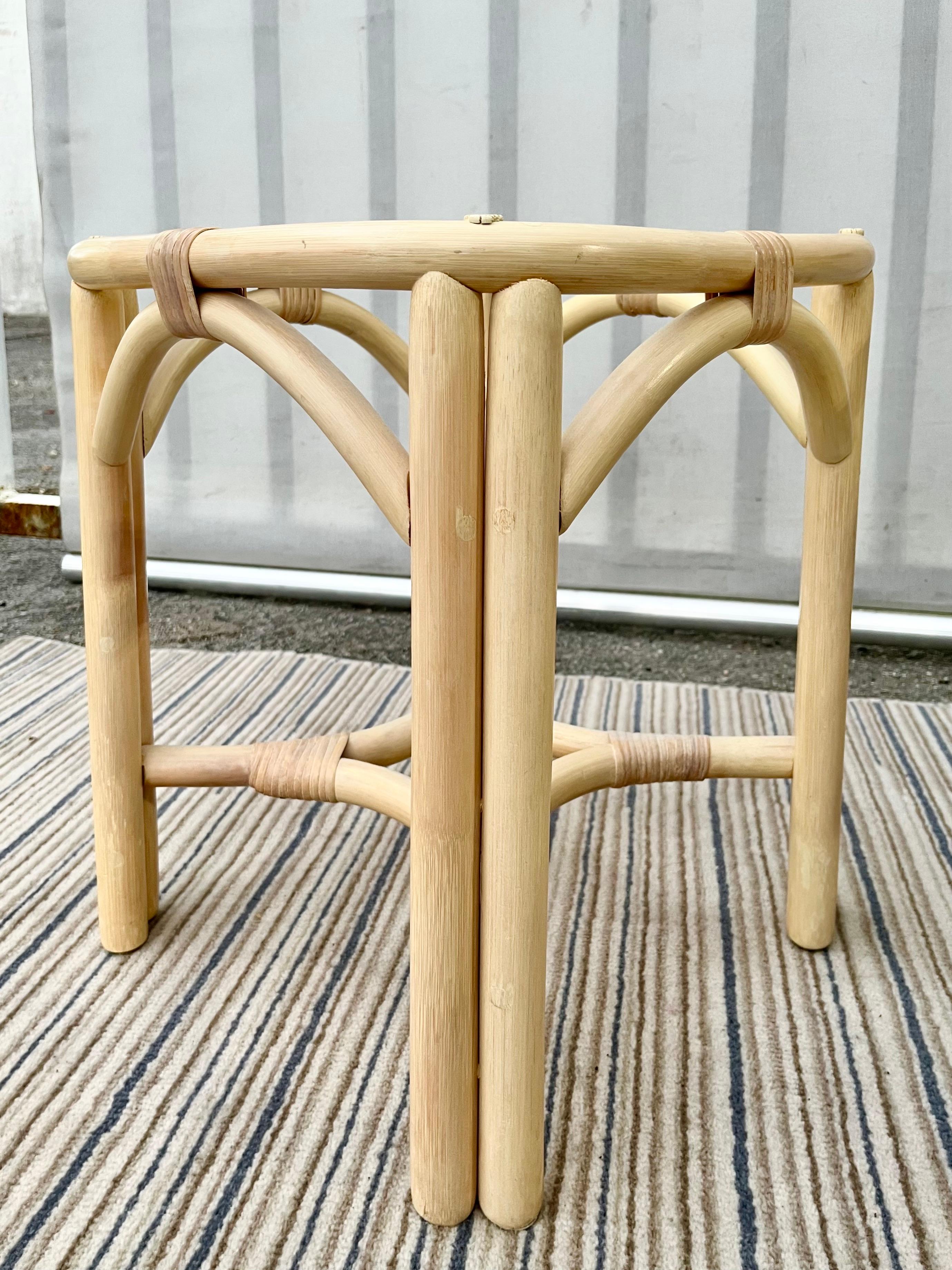 Paire de tables d'appoint vintage en rotin de style côtier avec plateau en verre. Circa 1980 en vente 5