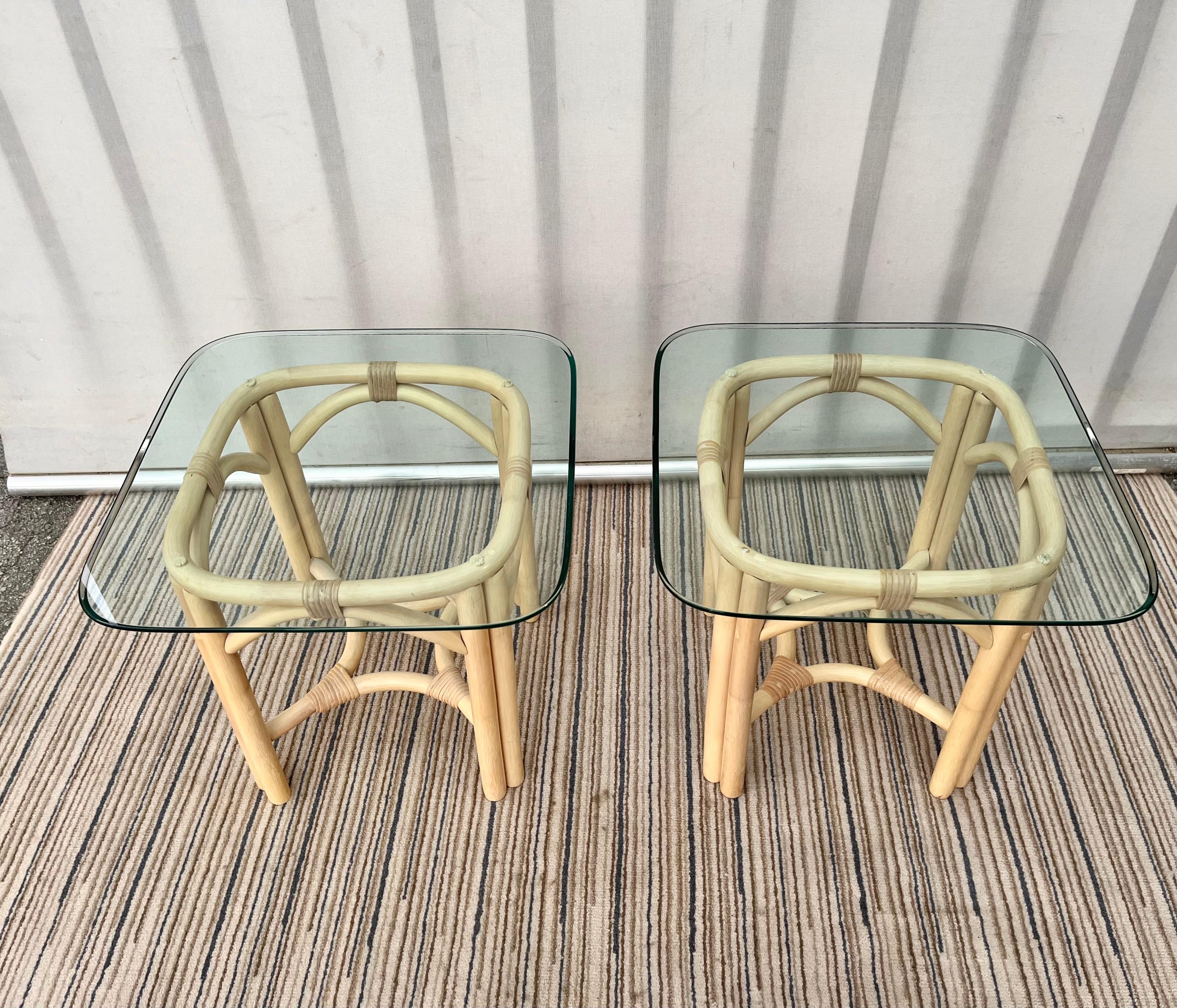 Hollywood Regency Paire de tables d'appoint vintage en rotin de style côtier avec plateau en verre. Circa 1980 en vente