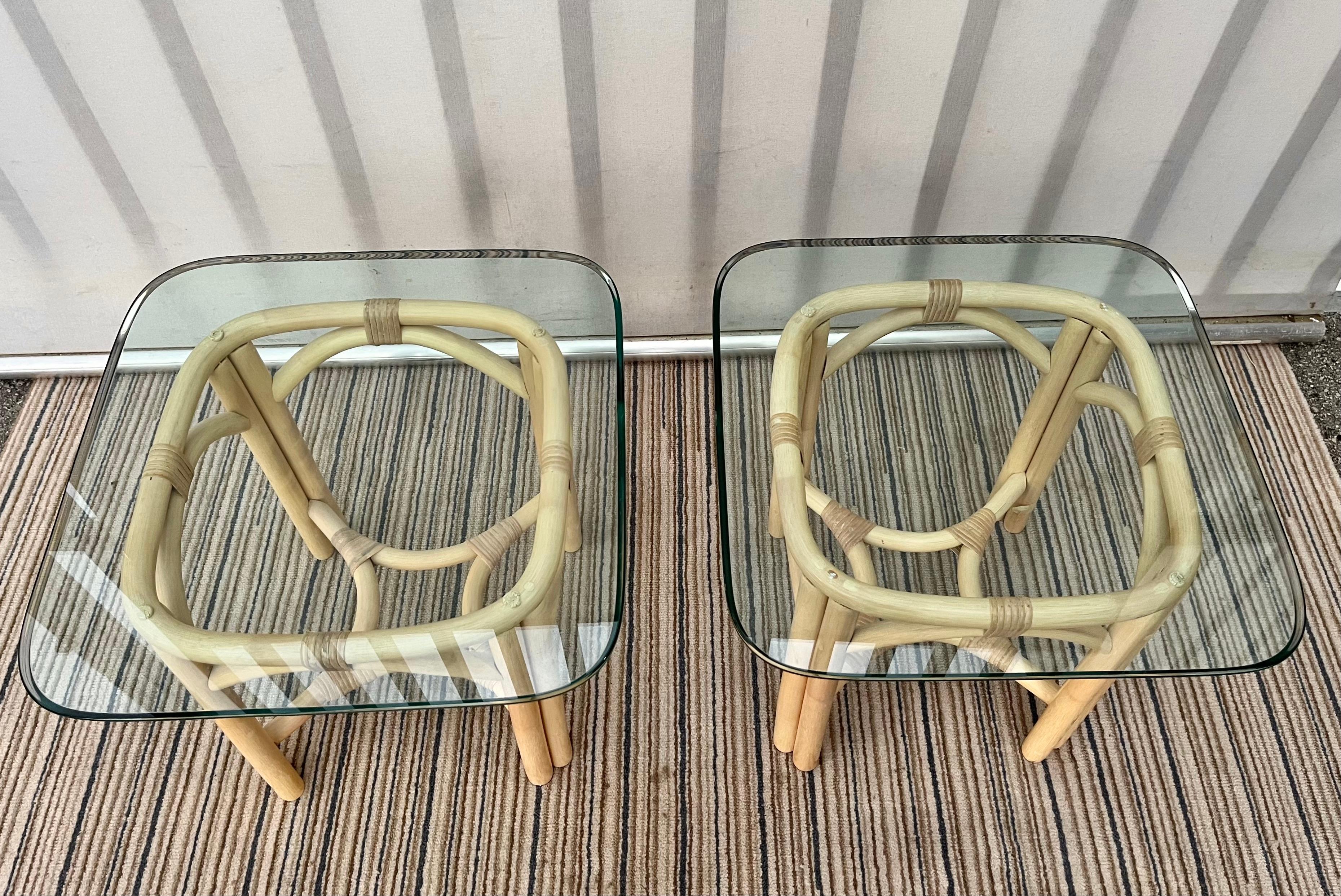 Paire de tables d'appoint vintage en rotin de style côtier avec plateau en verre. Circa 1980 Bon état - En vente à Miami, FL