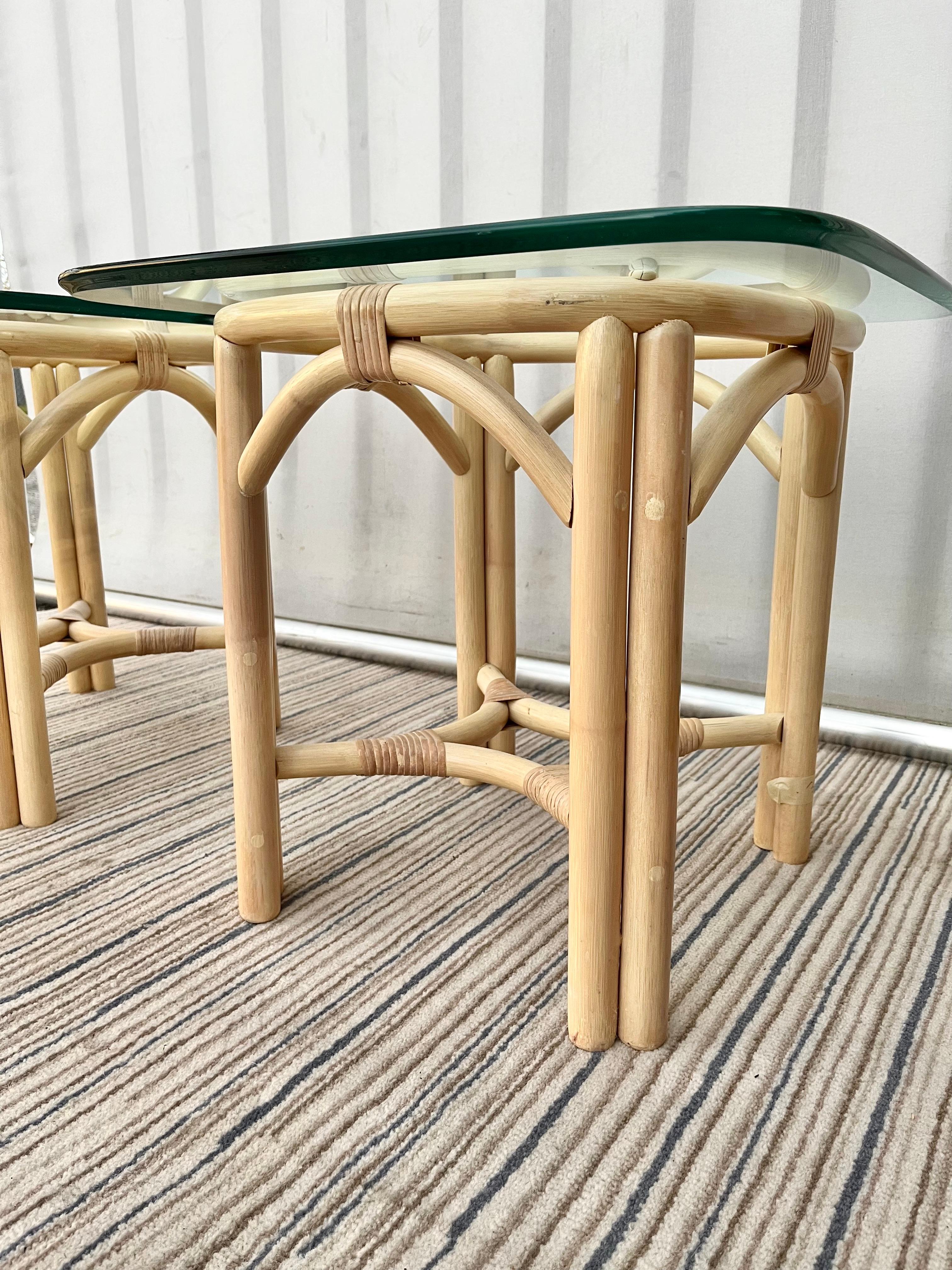 Fin du 20e siècle Paire de tables d'appoint vintage en rotin de style côtier avec plateau en verre. Circa 1980 en vente