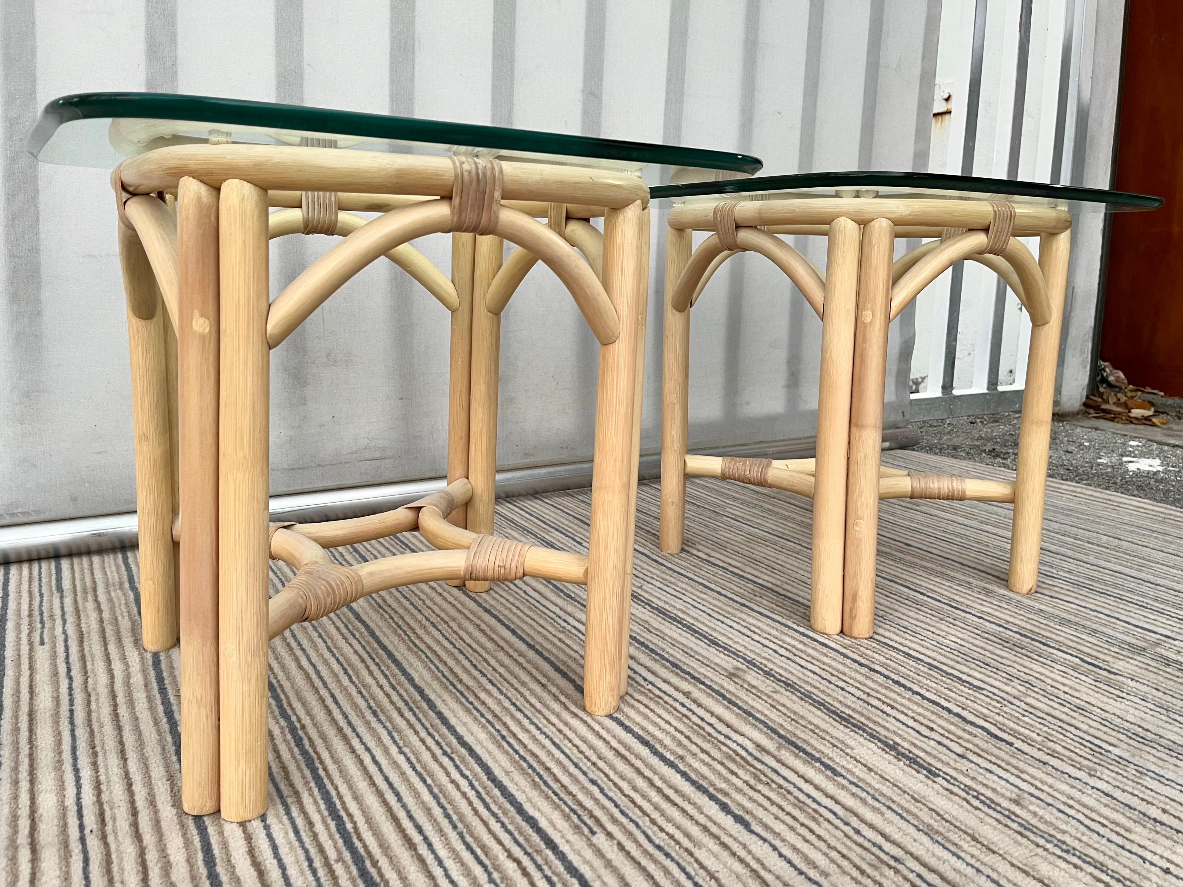 Rotin Paire de tables d'appoint vintage en rotin de style côtier avec plateau en verre. Circa 1980 en vente