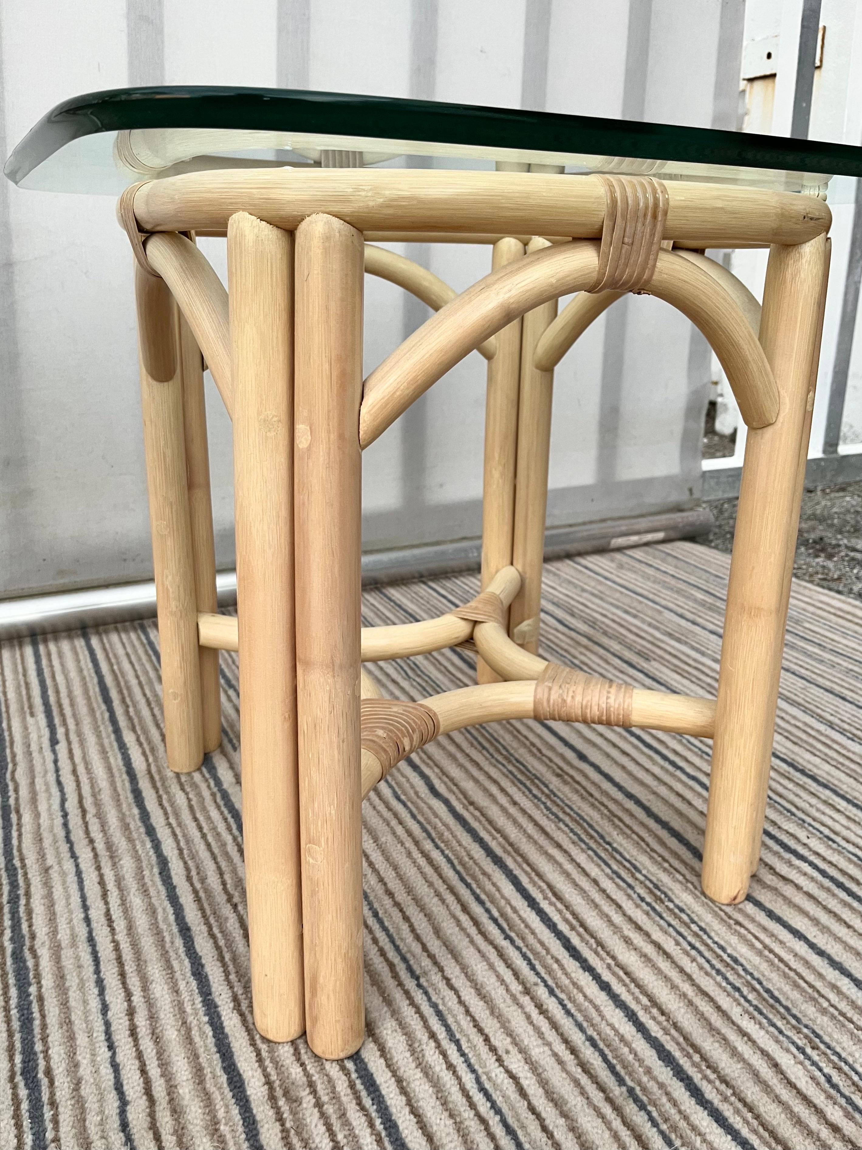 Paire de tables d'appoint vintage en rotin de style côtier avec plateau en verre. Circa 1980 en vente 1