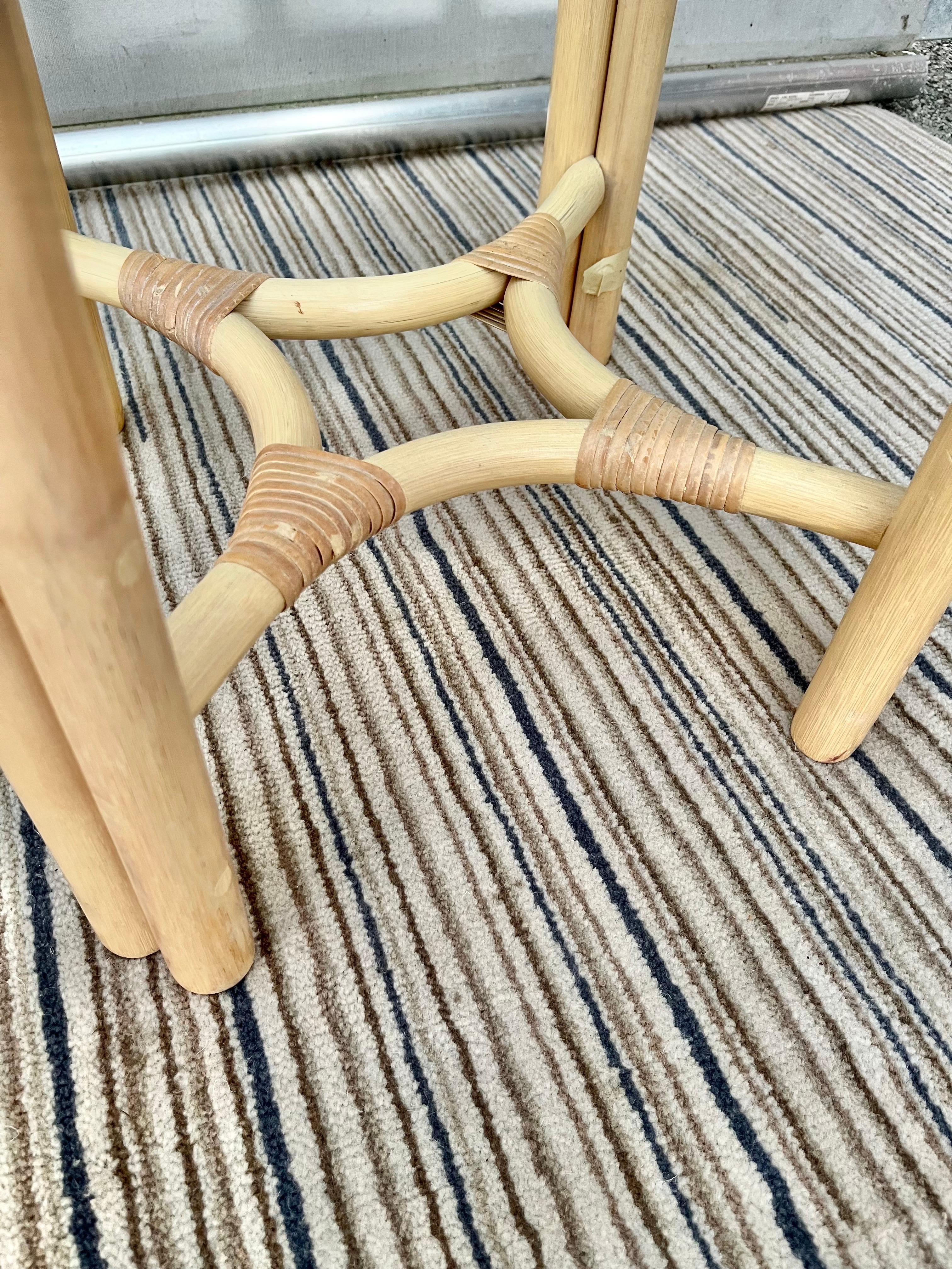 Paire de tables d'appoint vintage en rotin de style côtier avec plateau en verre. Circa 1980 en vente 2