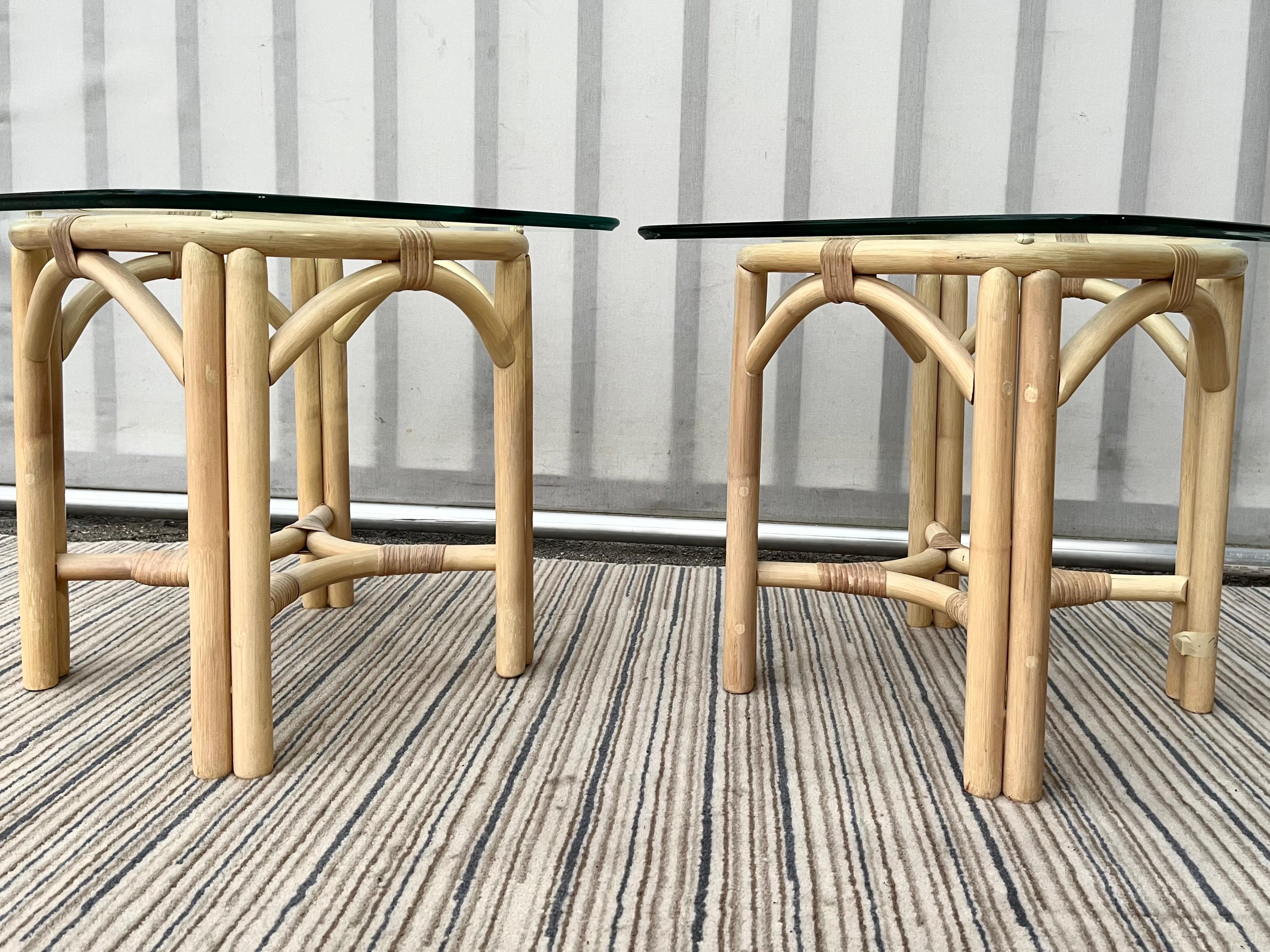 Paire de tables d'appoint vintage en rotin de style côtier avec plateau en verre. Circa 1980 en vente 3