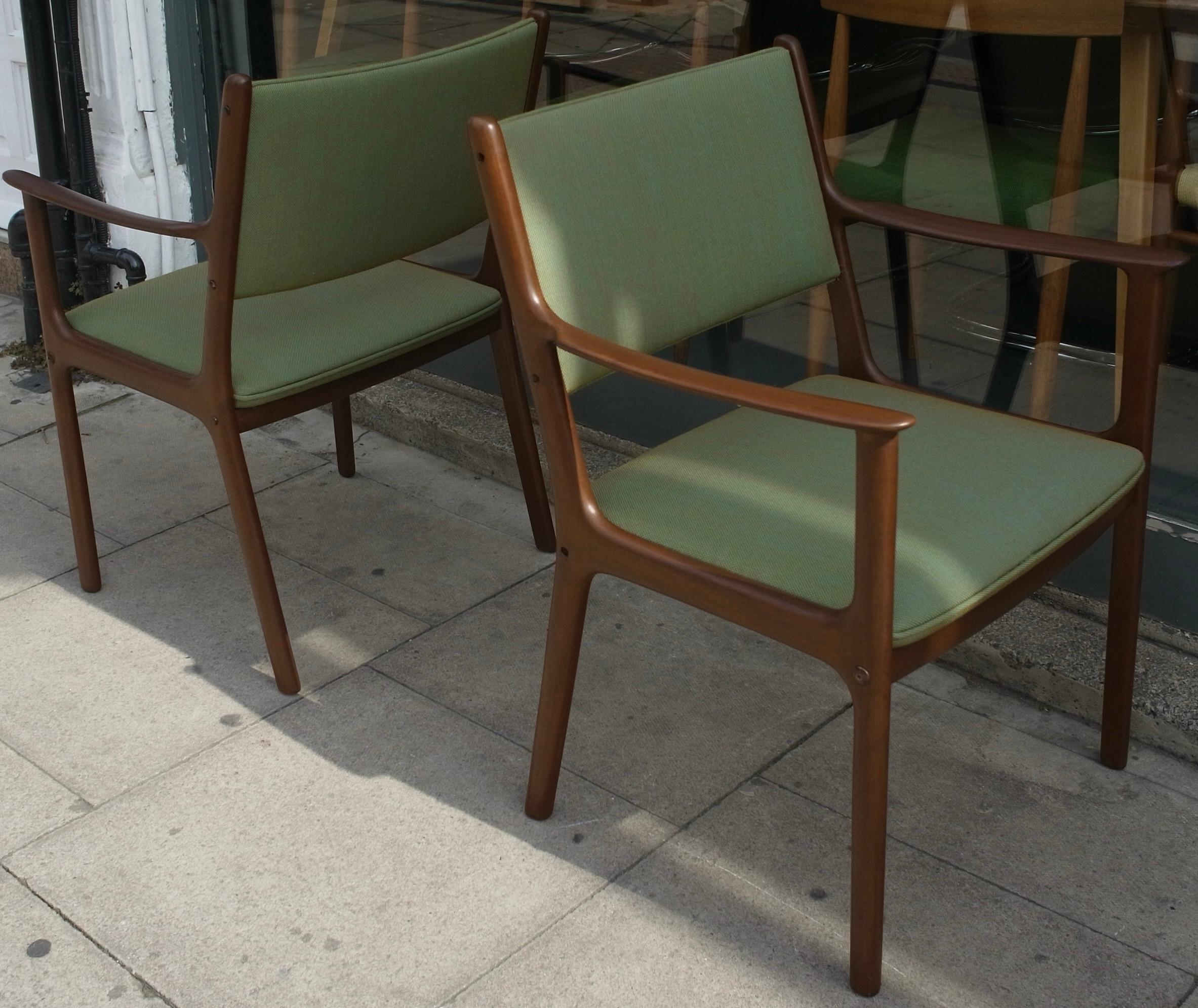 A pair of vintage Danish PJ 412 carver chairs by Ole Wanscher For Sale 4
