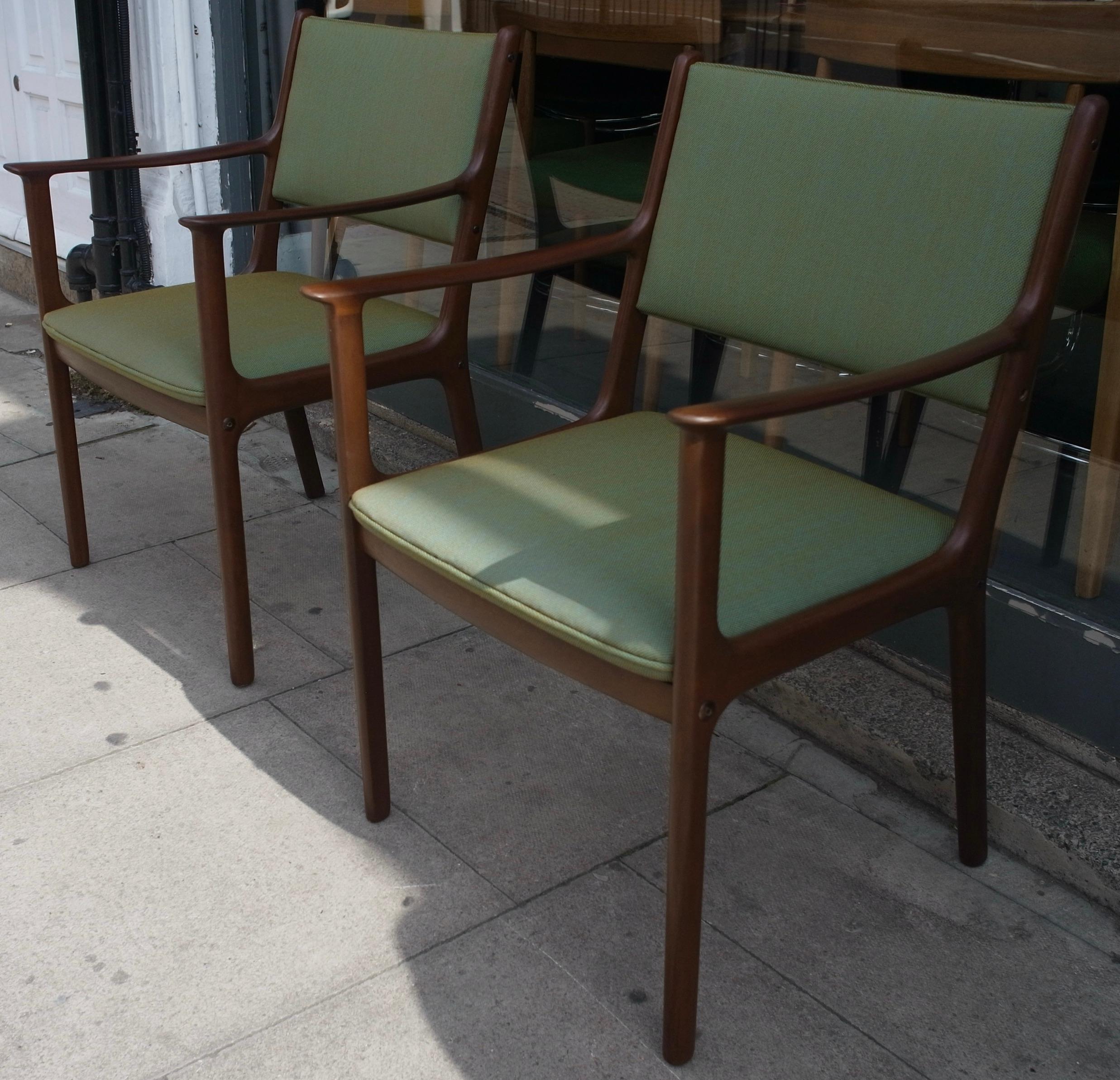 A pair of vintage Danish PJ 412 carver chairs by Ole Wanscher For Sale 5