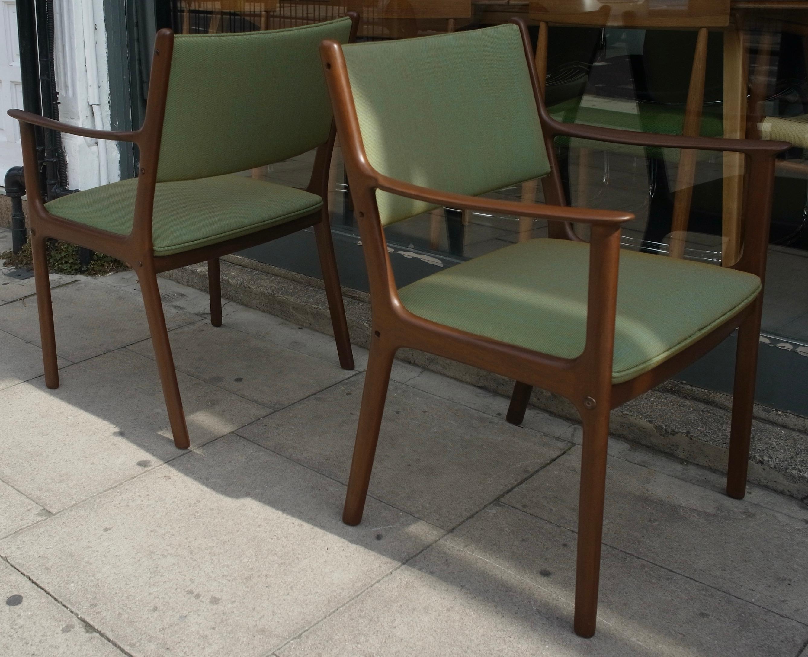 A pair of vintage Danish PJ 412 carver chairs by Ole Wanscher For Sale 6