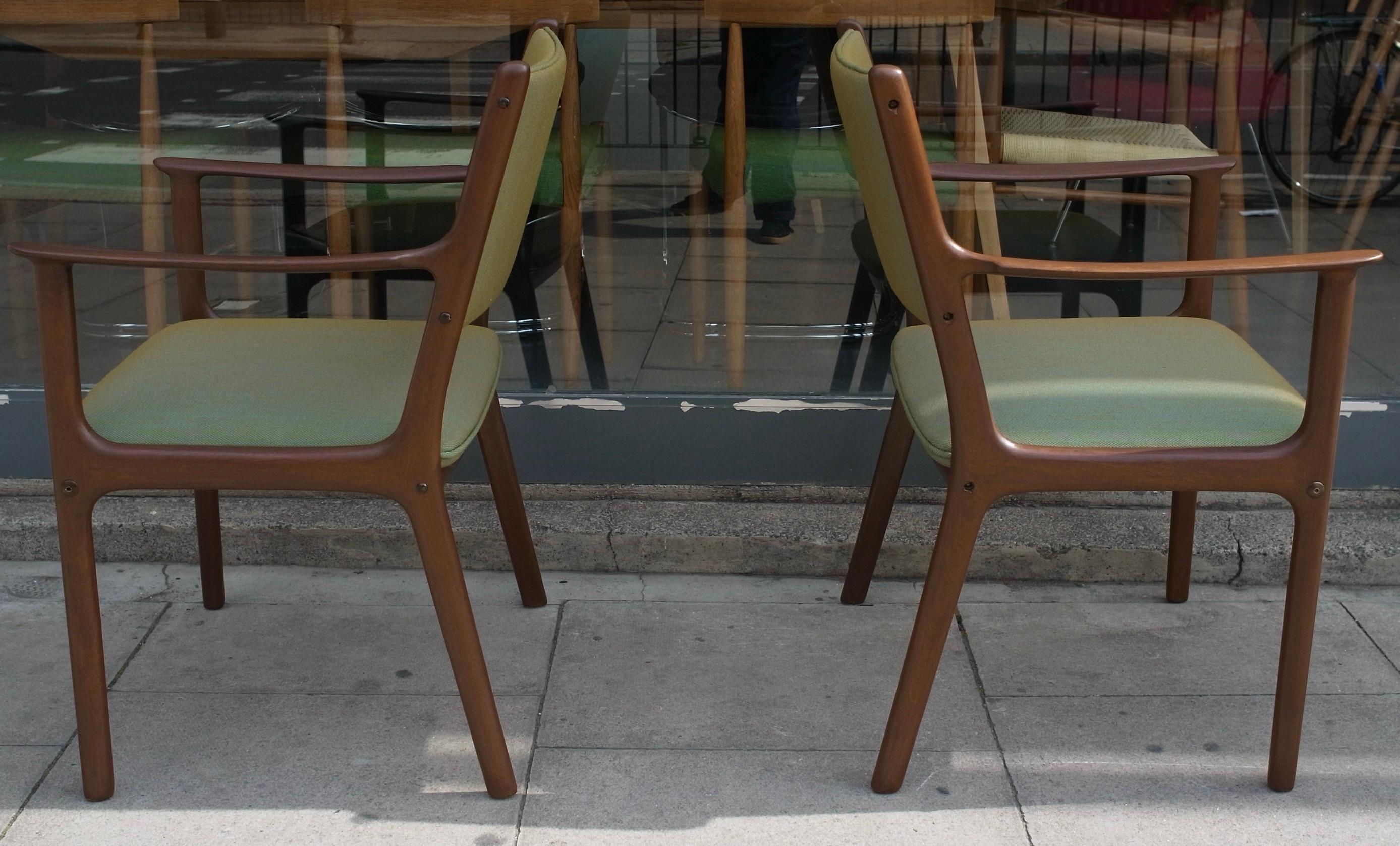 A pair of vintage Danish PJ 412 carver chairs by Ole Wanscher For Sale 7