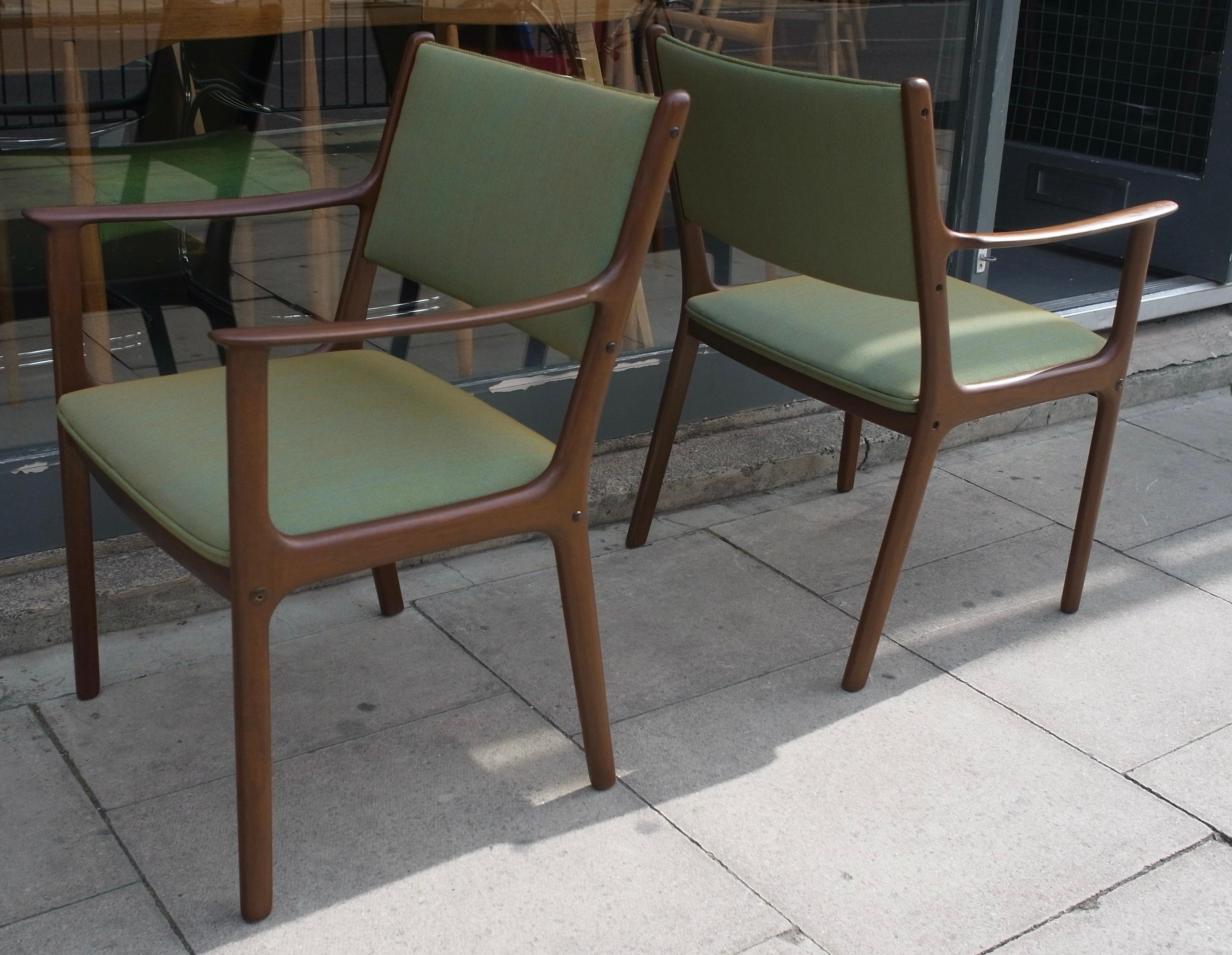 A pair of vintage Danish PJ 412 carver chairs by Ole Wanscher For Sale 8