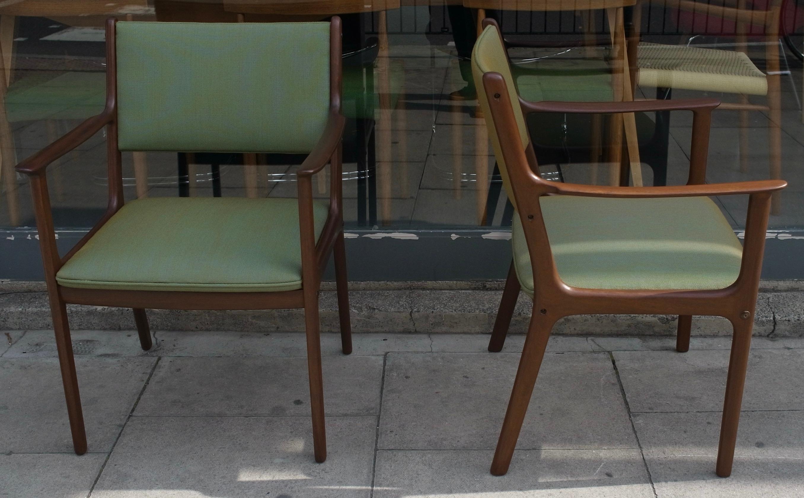 A pair of vintage Danish PJ 412 carver chairs by Ole Wanscher For Sale 9