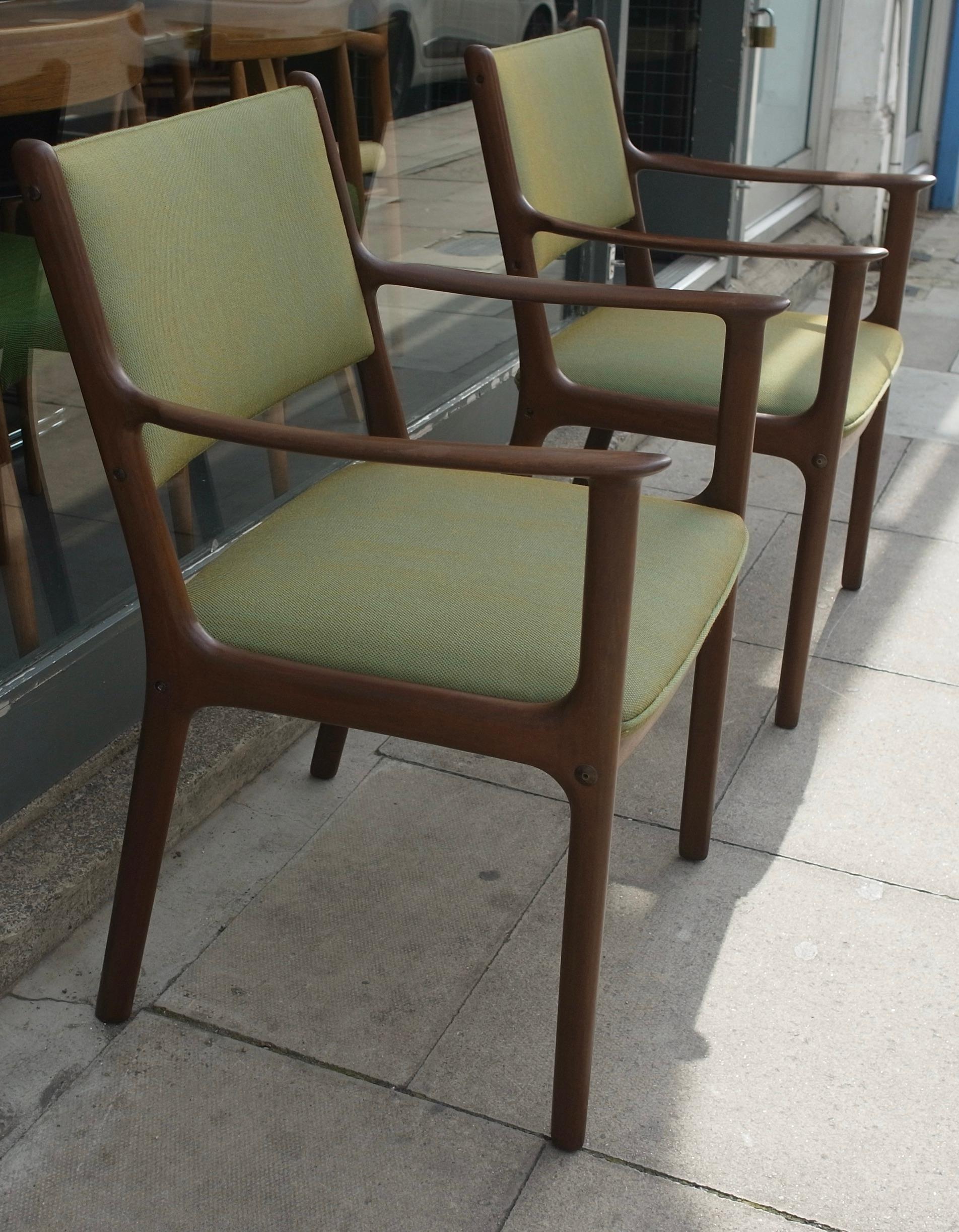 A pair of vintage Danish PJ 412 carver chairs by Ole Wanscher For Sale 12