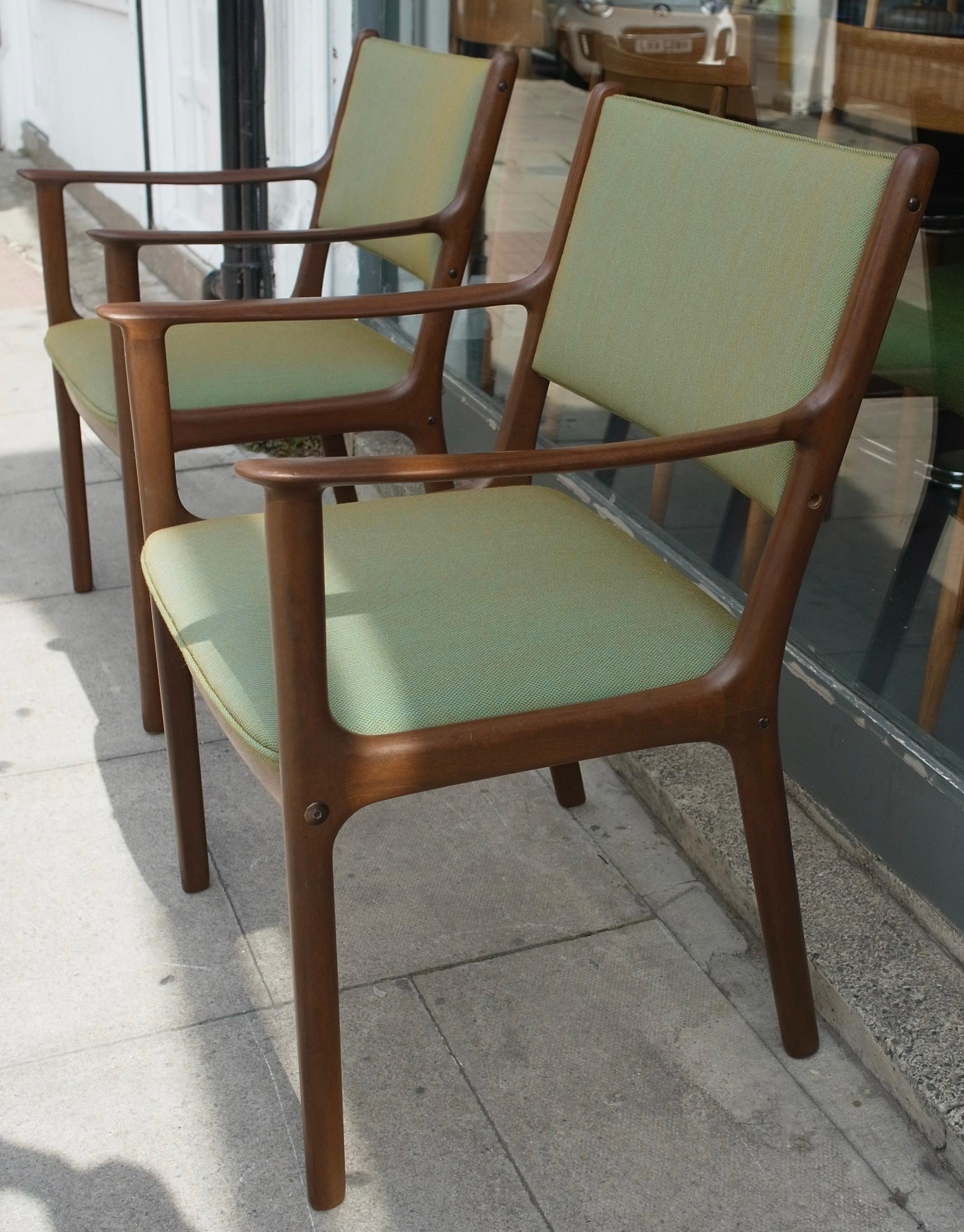 A pair of vintage Danish PJ 412 carver chairs by Ole Wanscher For Sale 13