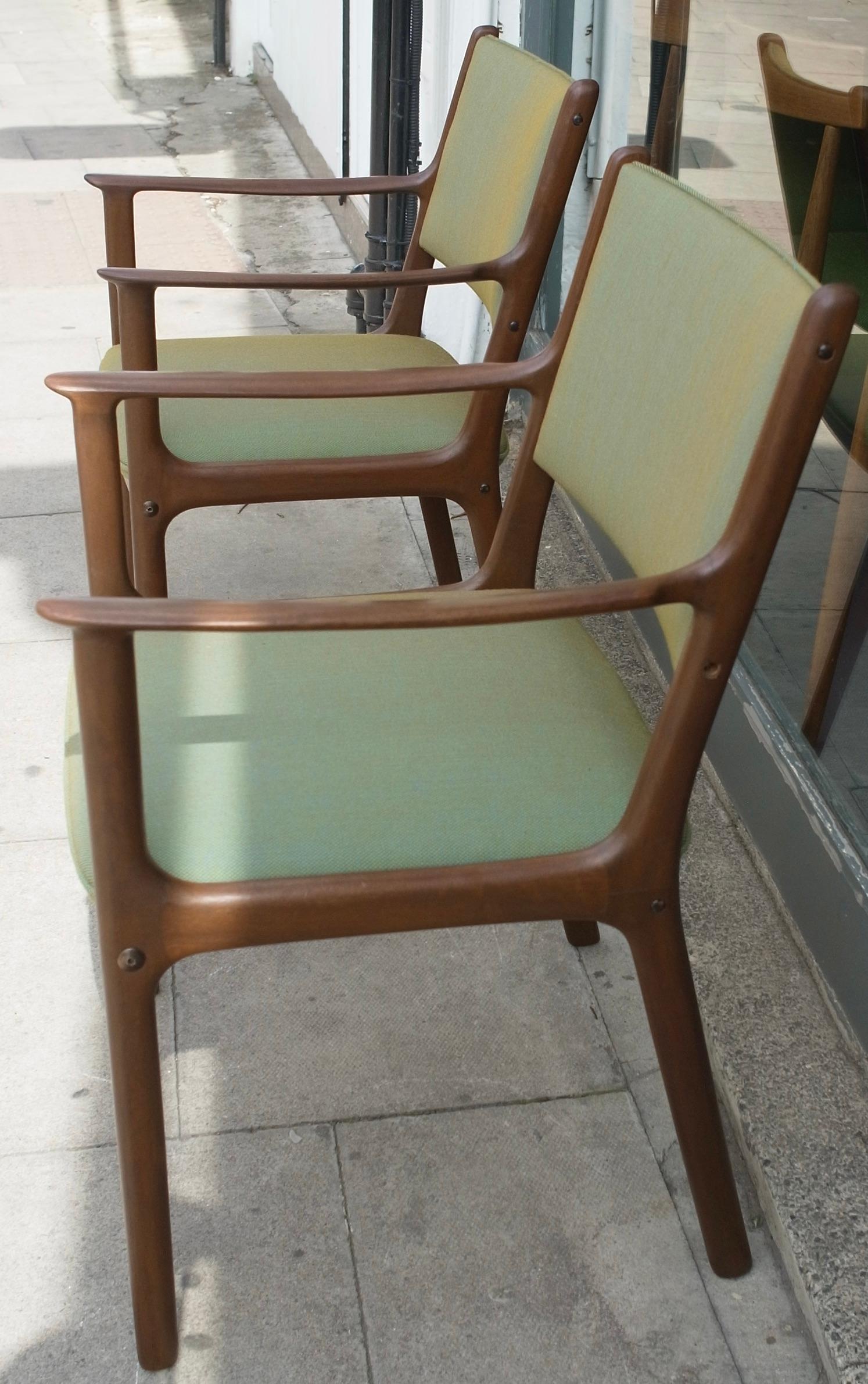 Mid-Century Modern A pair of vintage Danish PJ 412 carver chairs by Ole Wanscher For Sale