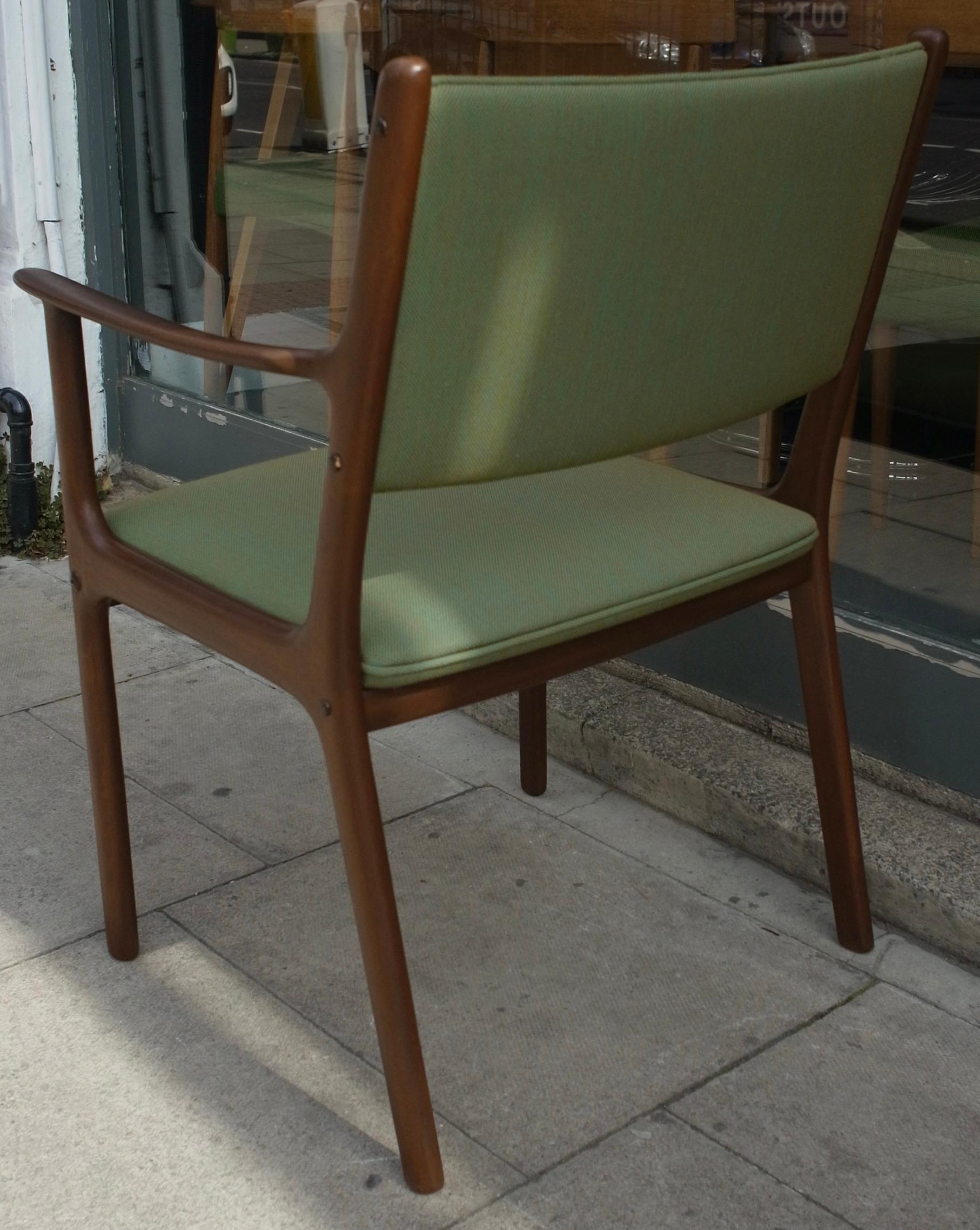 Mahogany A pair of vintage Danish PJ 412 carver chairs by Ole Wanscher For Sale