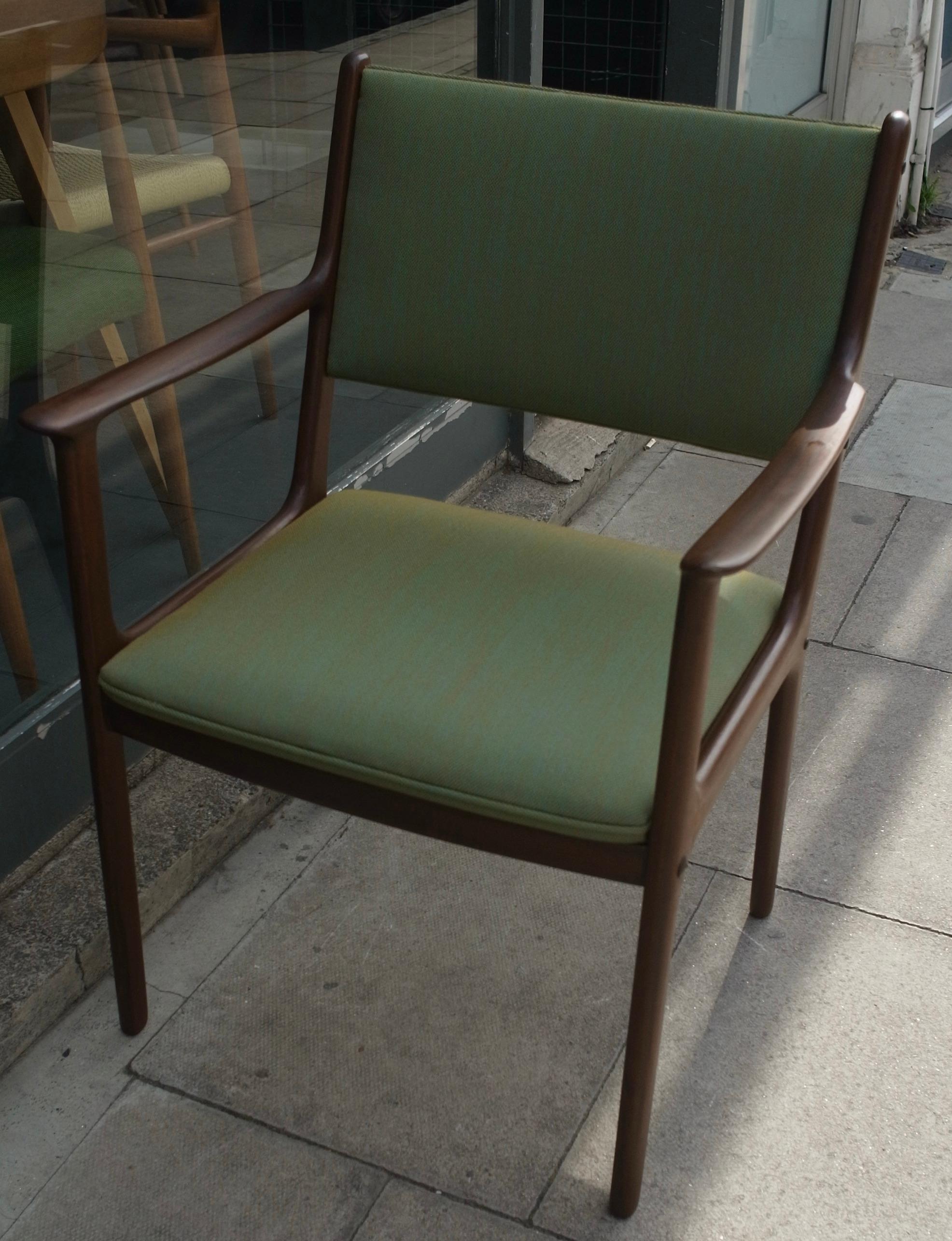 A pair of vintage Danish PJ 412 carver chairs by Ole Wanscher For Sale 1