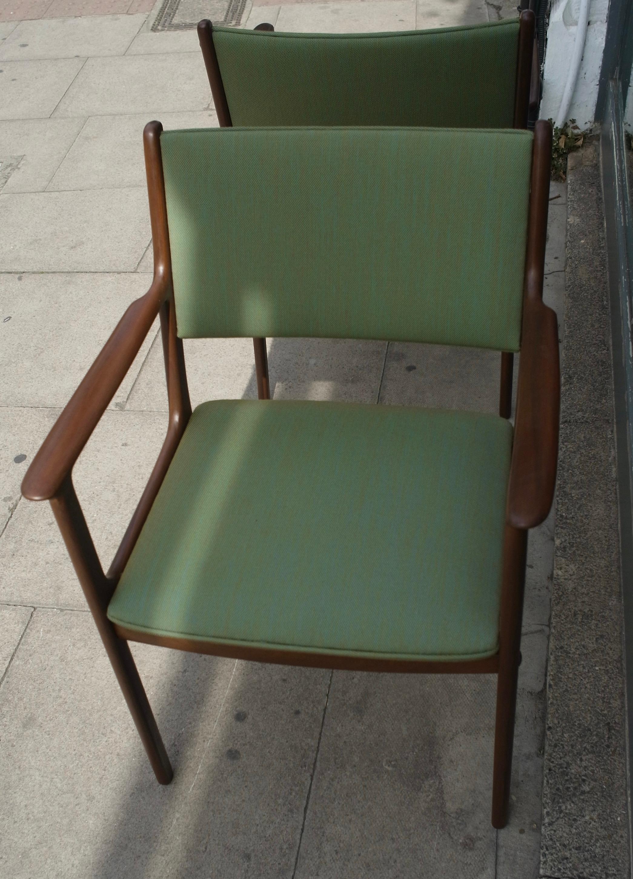 A pair of vintage Danish PJ 412 carver chairs by Ole Wanscher For Sale 3