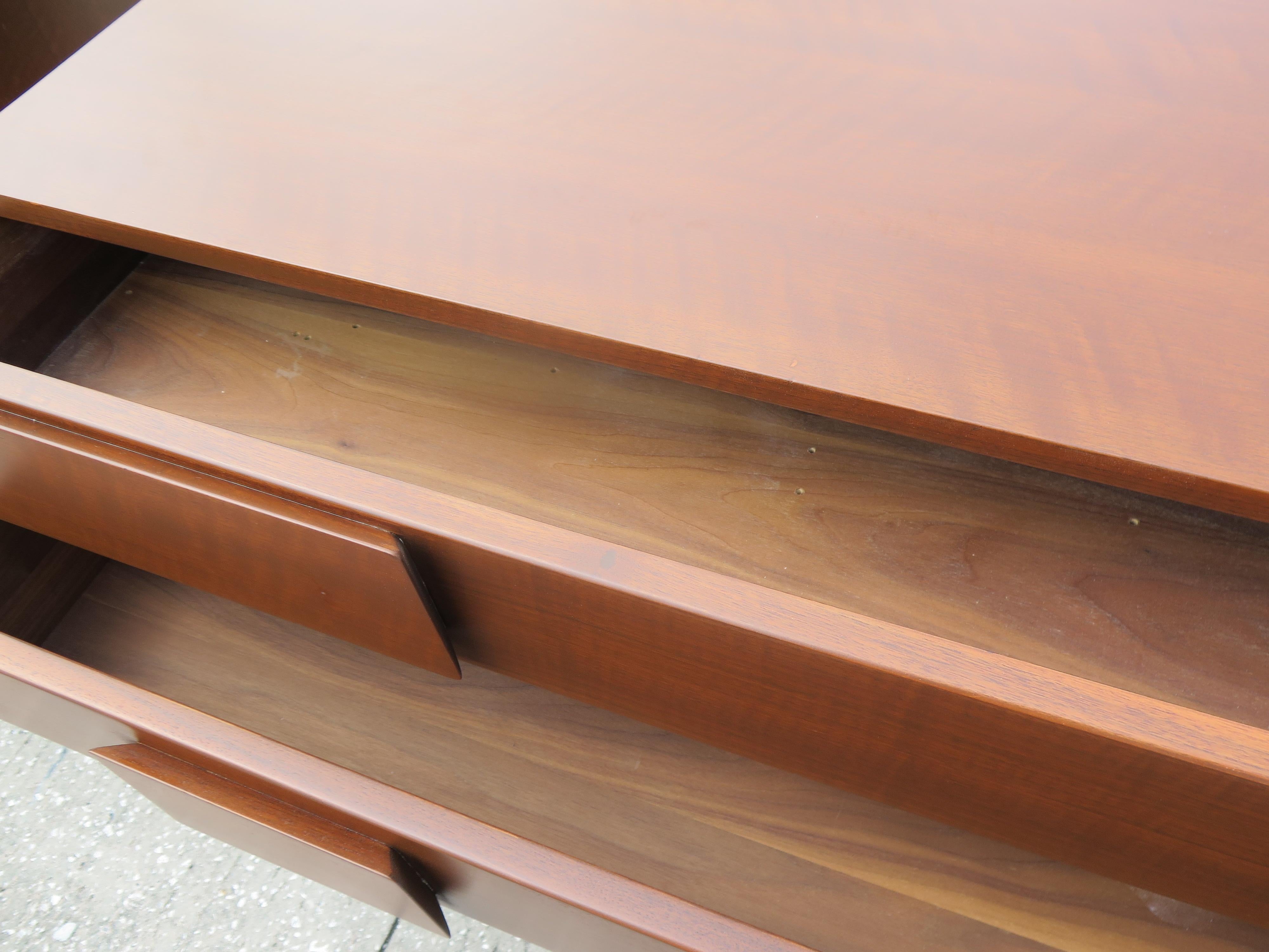 Walnut A Pair of Vintage Gio Ponti Dressers For Singer& Sons Ca' 1950's For Sale