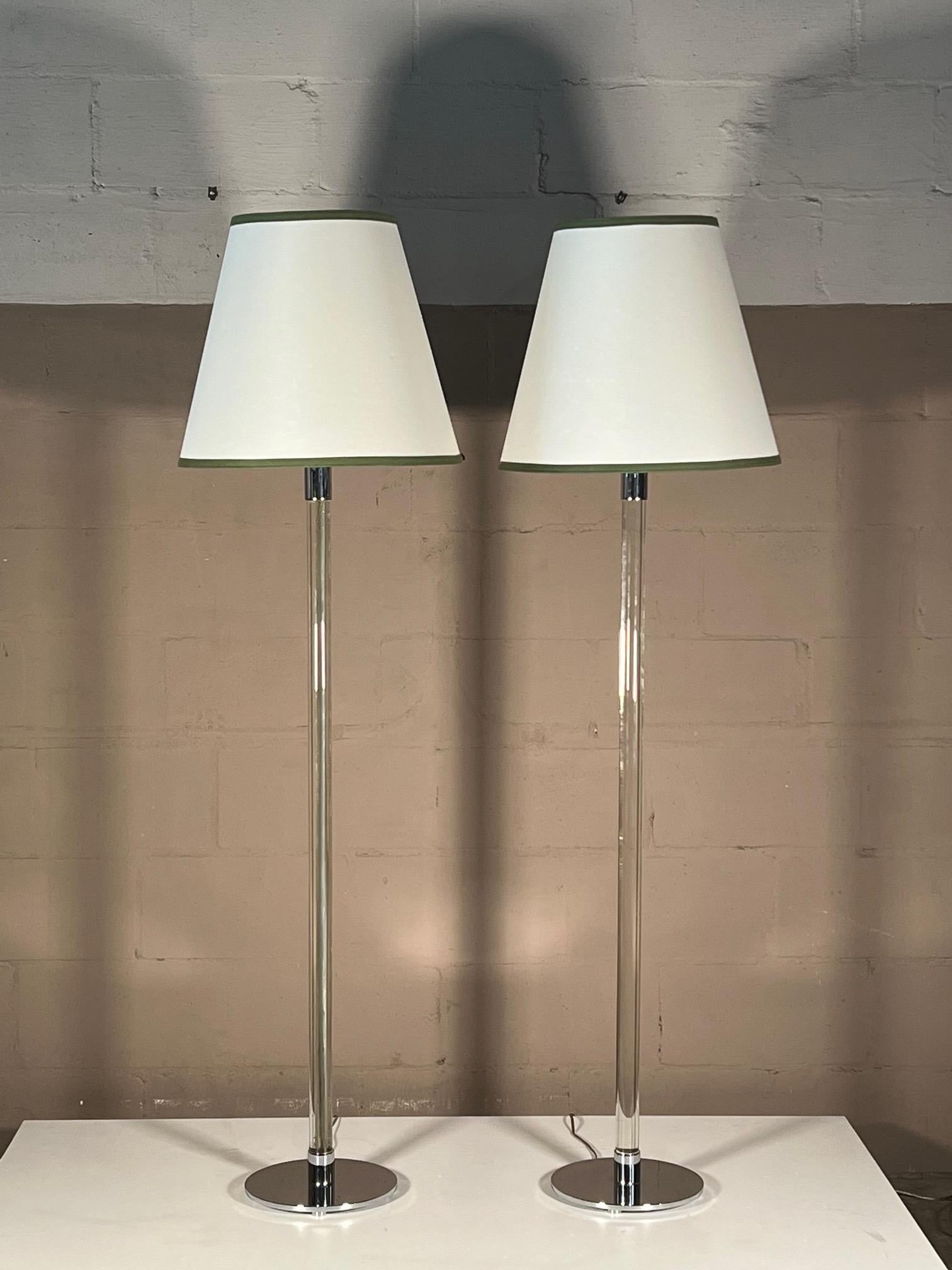Paire d'élégants lampadaires à tige de verre de Hansen Lighting, NYC - chaque base est estampillée. Acier chromé, chaque lampe avec trois douilles et hauteur réglable pour les abat-jours.
