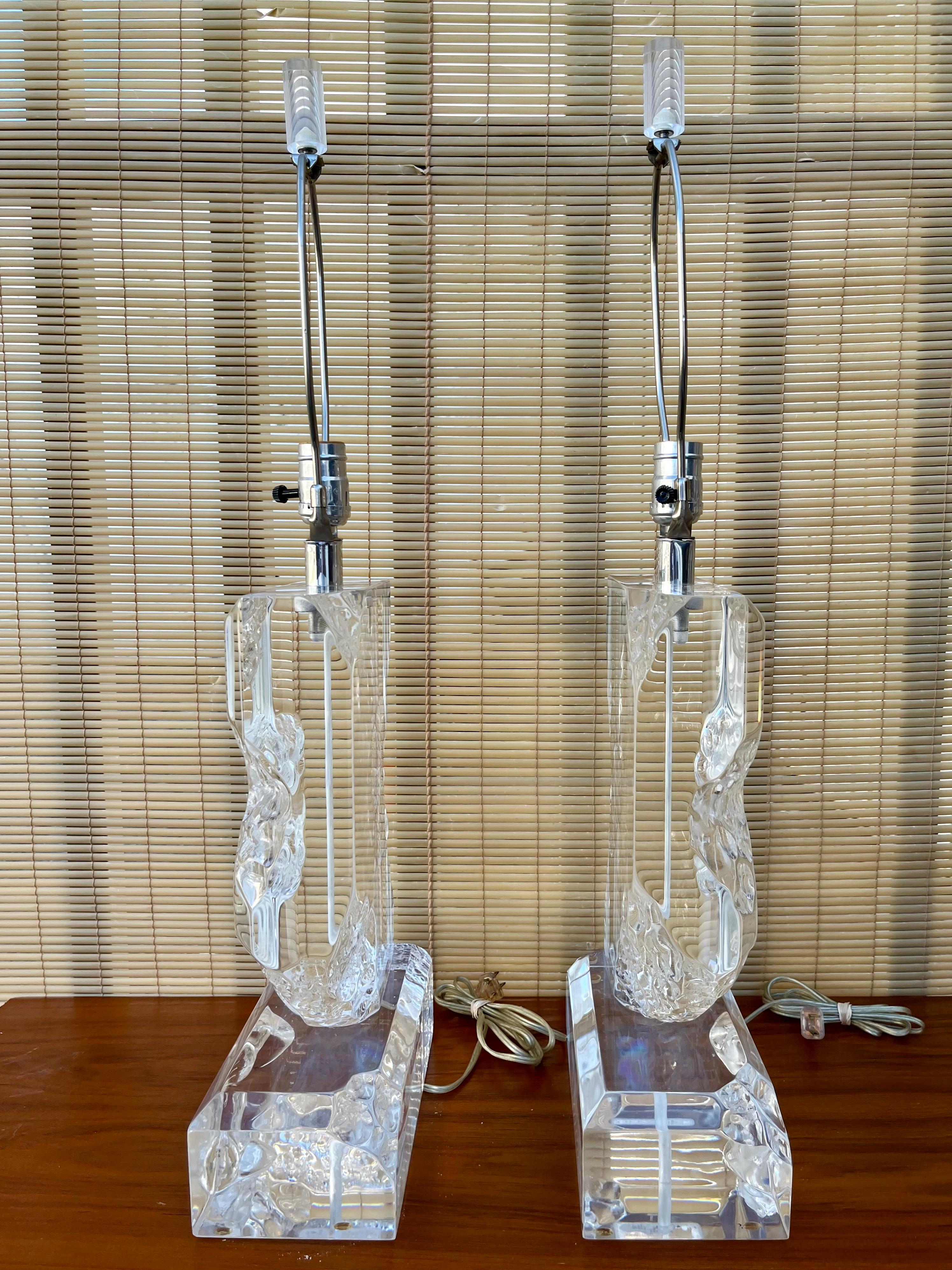 A Pair of Vintage Hollywood Regency Sculpted Lucite Table Lamps. Circa 1970s. For Sale 4