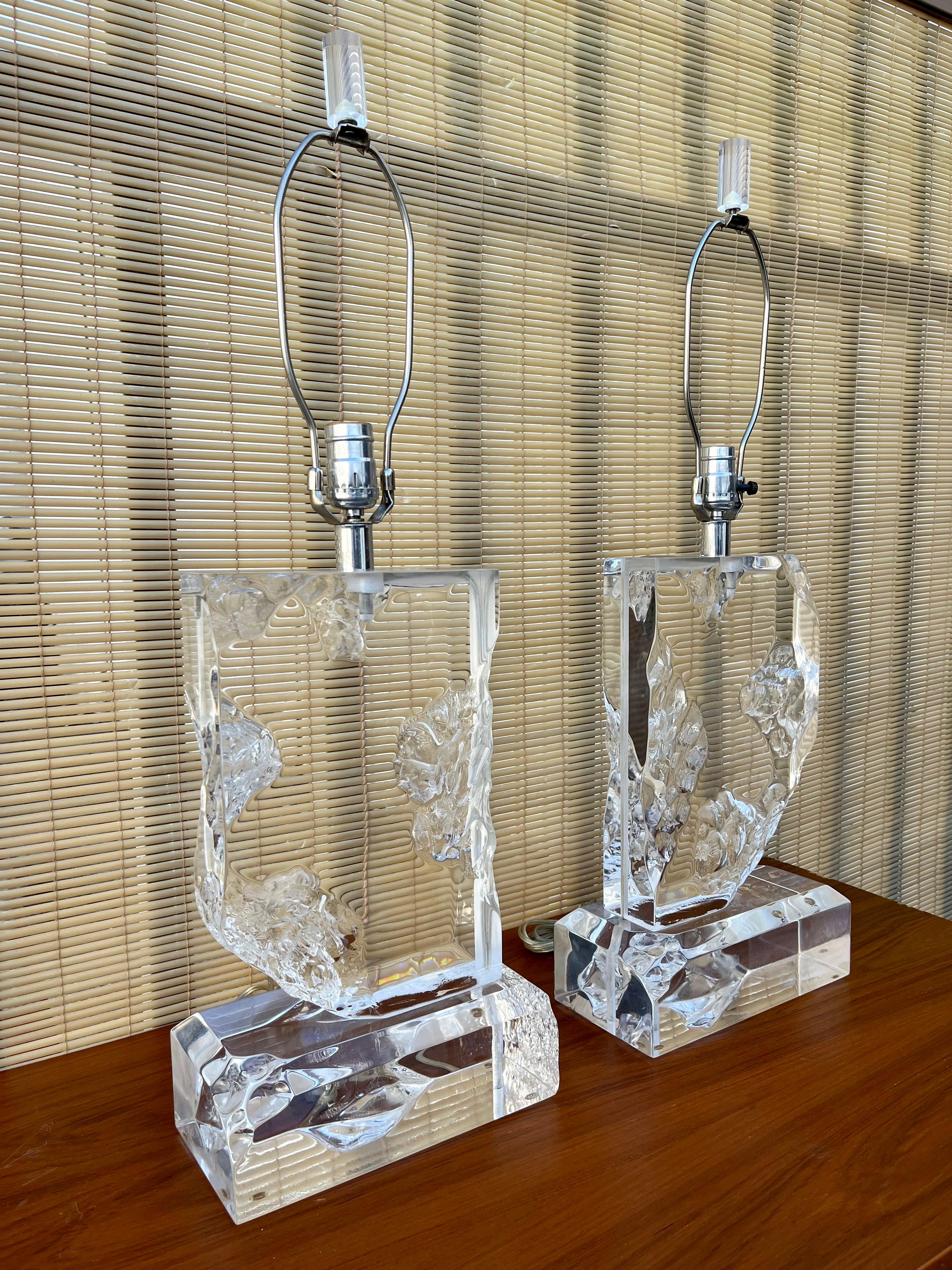 American A Pair of Vintage Hollywood Regency Sculpted Lucite Table Lamps. Circa 1970s. For Sale