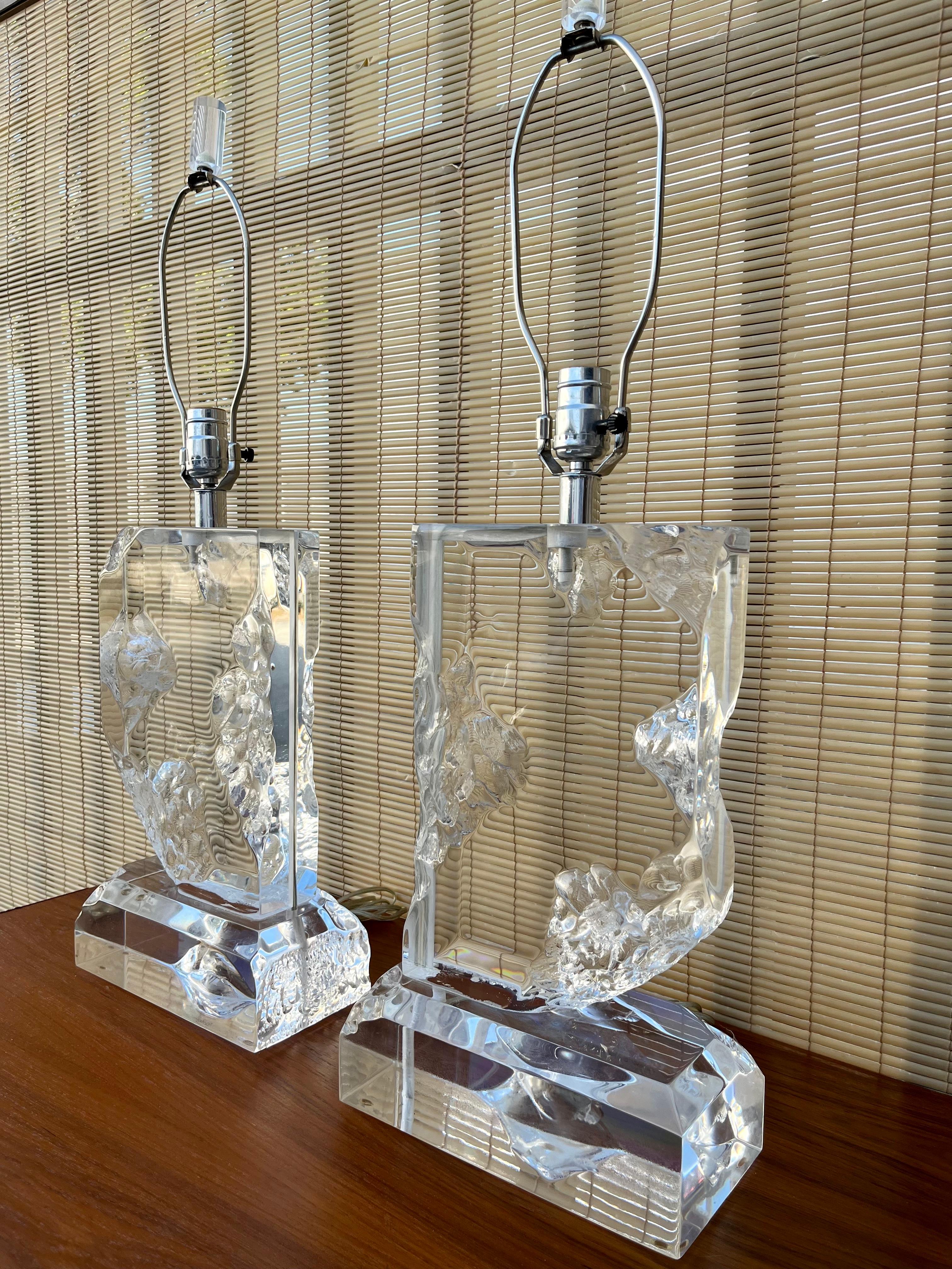 A Pair of Vintage Hollywood Regency Sculpted Lucite Table Lamps. Circa 1970s. In Good Condition For Sale In Miami, FL