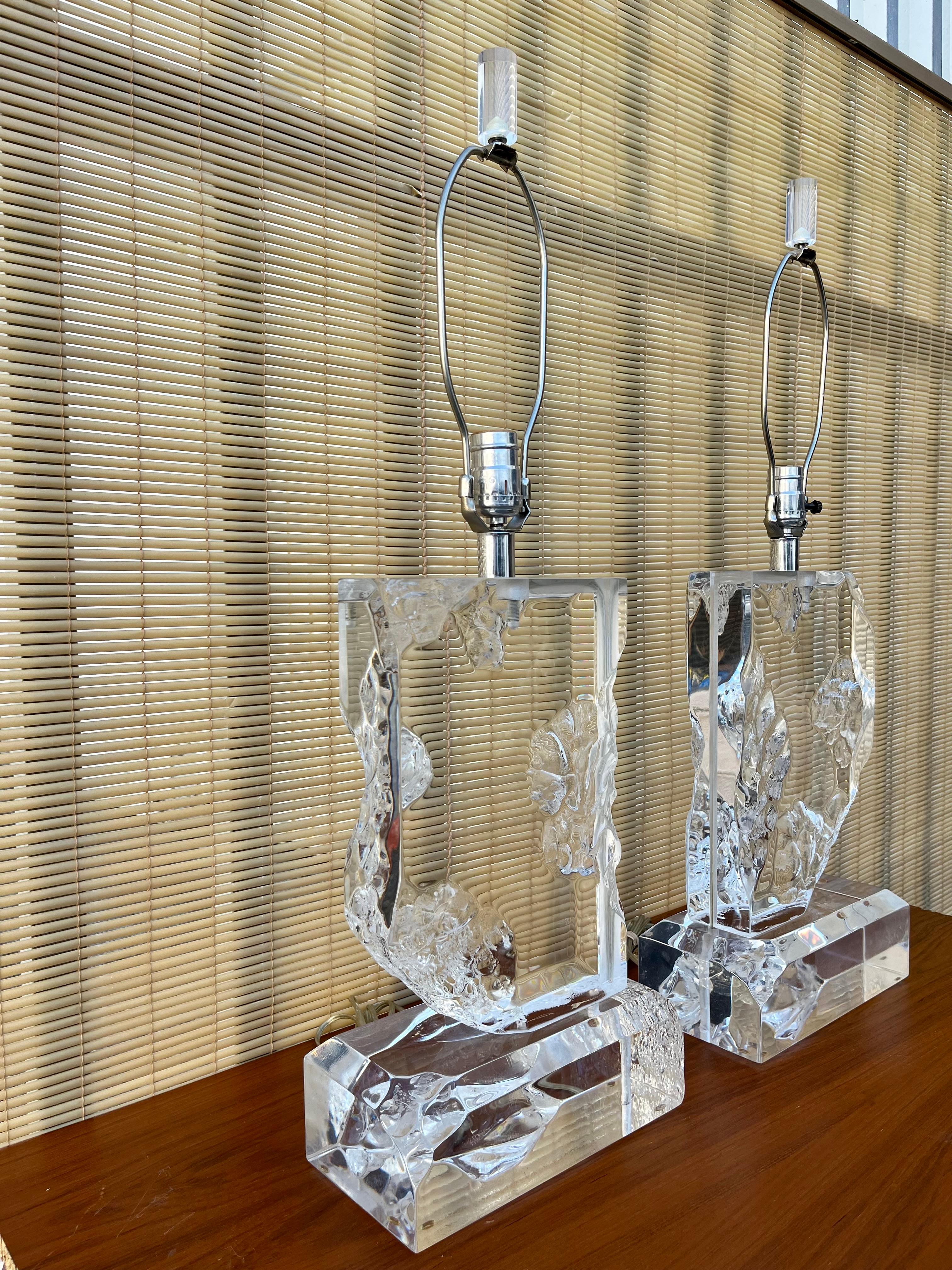 A Pair of Vintage Hollywood Regency Sculpted Lucite Table Lamps. Circa 1970s. For Sale 2