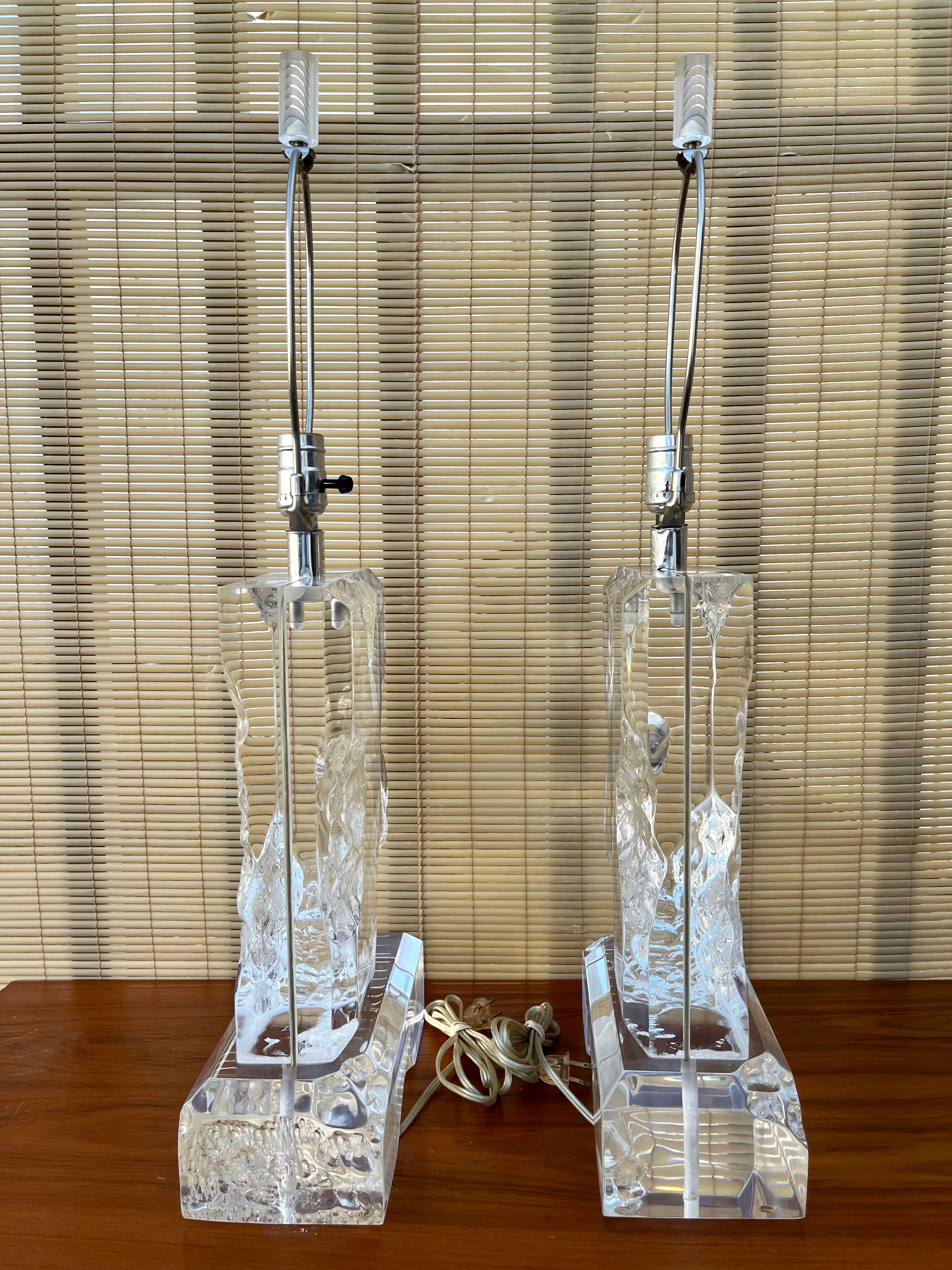 A Pair of Vintage Hollywood Regency Sculpted Lucite Table Lamps. Circa 1970s. For Sale 3