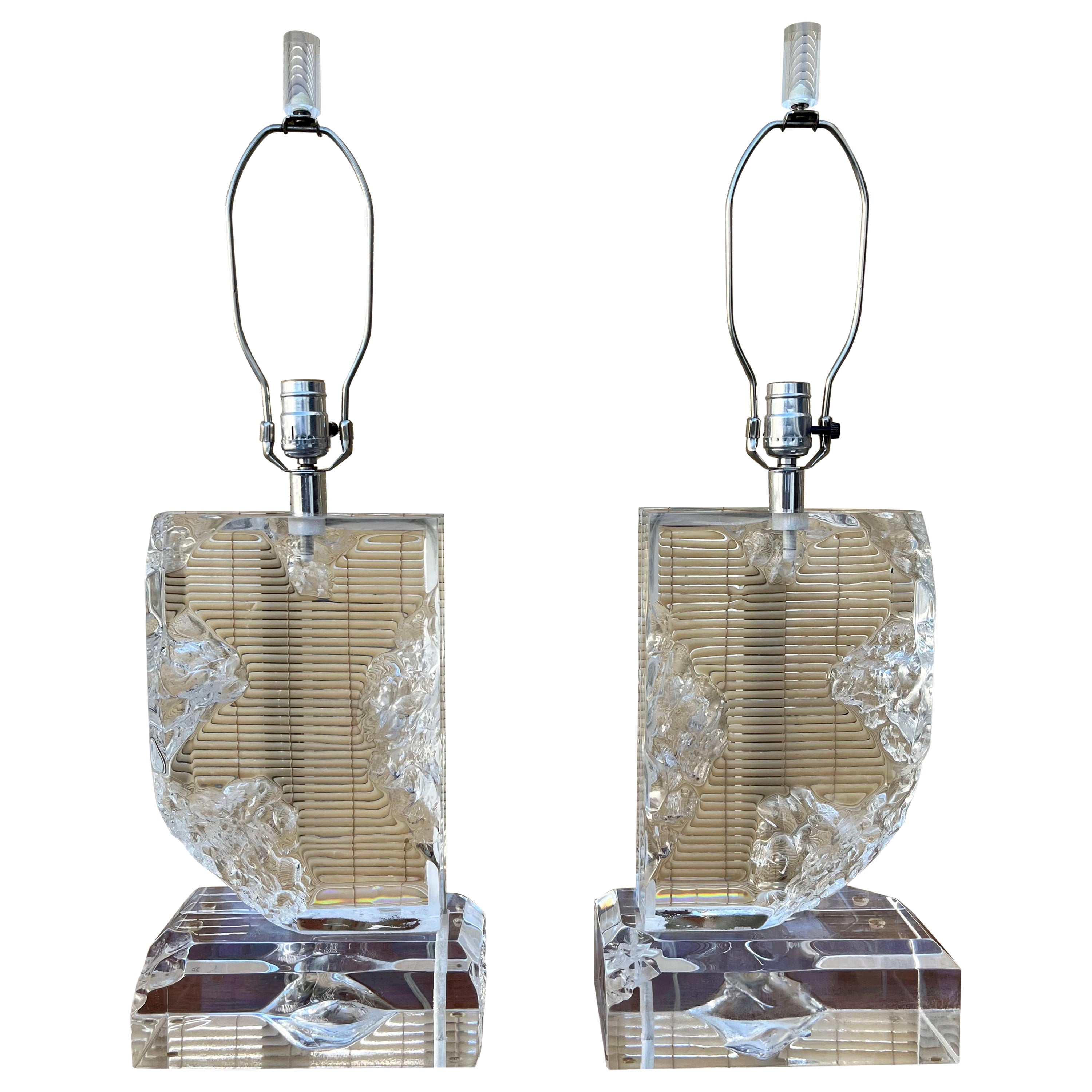 Pareja de Lámparas de Mesa Vintage Hollywood Regency Esculpidas en Lucita. Alrededor de 1970.