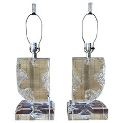 Pareja de Lámparas de Mesa Vintage Hollywood Regency Esculpidas en Lucita. Alrededor de 1970.