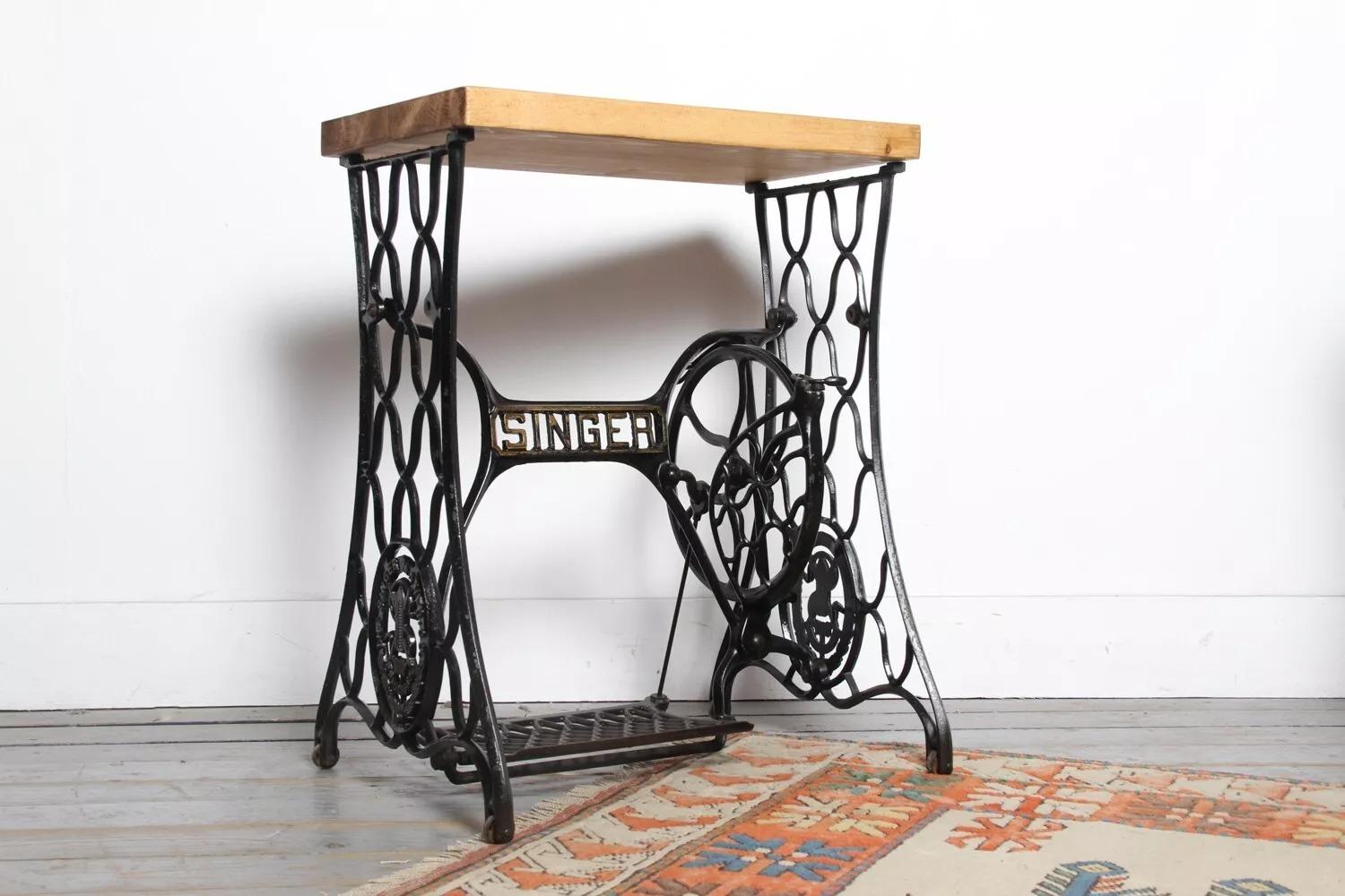 Paire de tables d'appoint industrielles vintage

Cette table d'appoint remarquable est dotée d'un plateau en bois récupéré qui a été ciré et poli pour une finition haut de gamme. Le plateau est placé sur un cadre en fonte original des années 1930