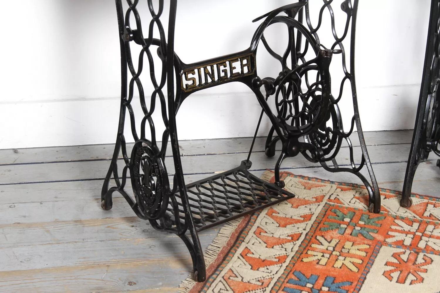 Bois Paire de tables d'appoint ou de stands de lampes en fonte industrielle rustique d'époque en vente