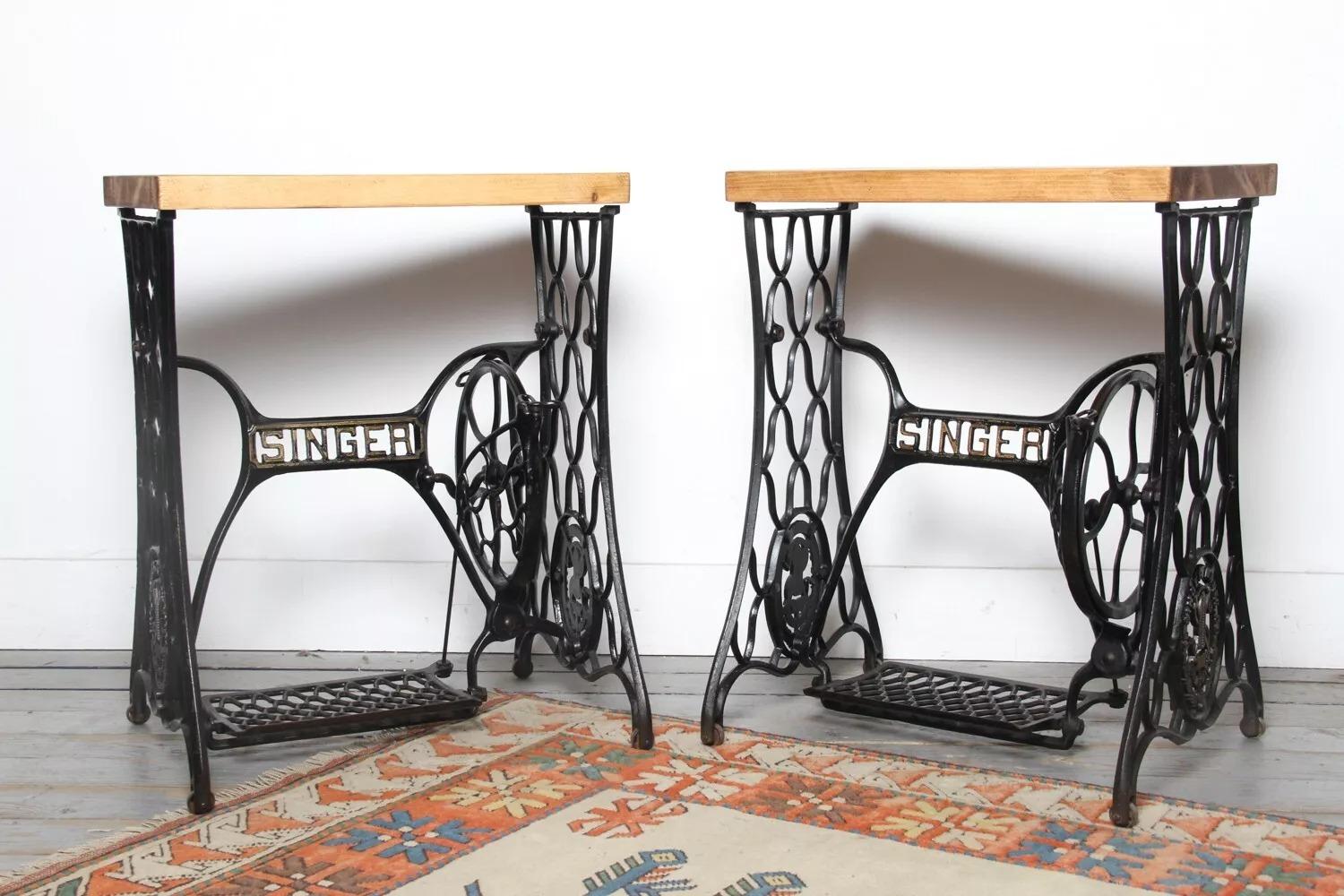 Paire de tables d'appoint ou de stands de lampes en fonte industrielle rustique d'époque en vente 1