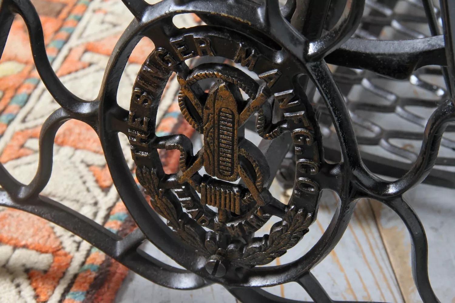 Paire de tables d'appoint ou de stands de lampes en fonte industrielle rustique d'époque en vente 2