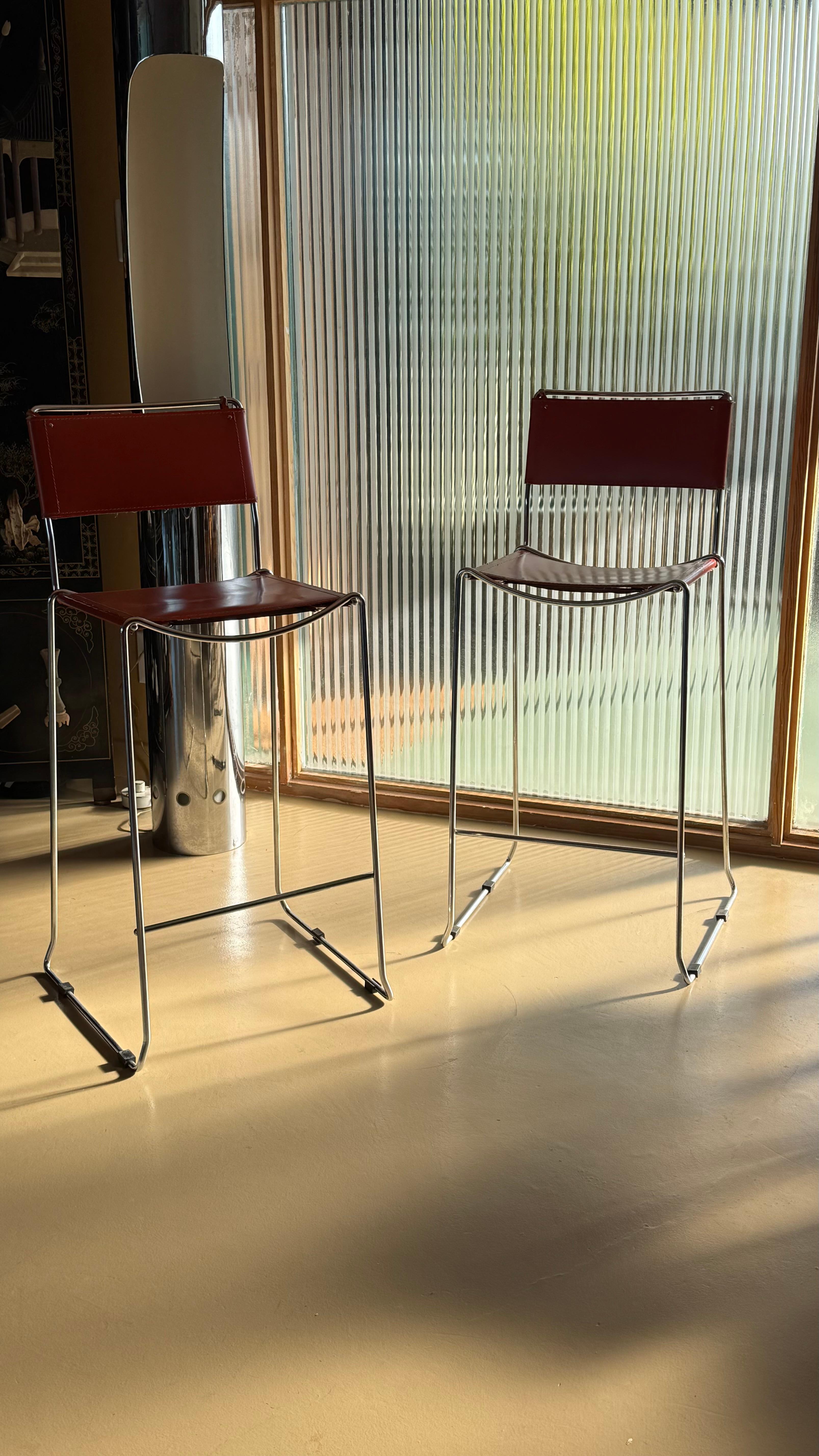 Paire de tabourets de bar italiens vintage en cuir et chrome, milieu du 20e siècle en vente 5