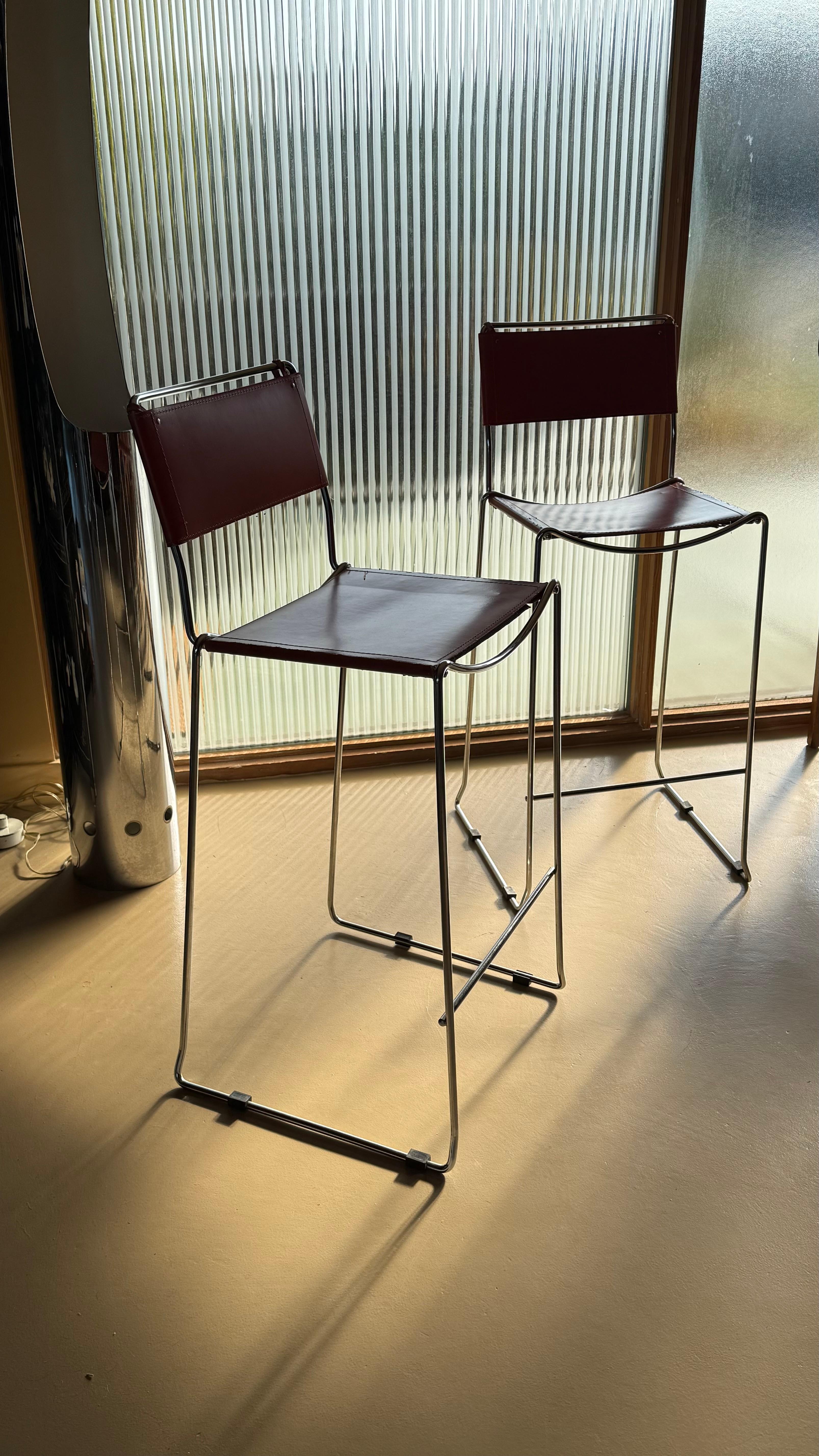 Paire de tabourets de bar italiens vintage en cuir et chrome, milieu du 20e siècle en vente 6