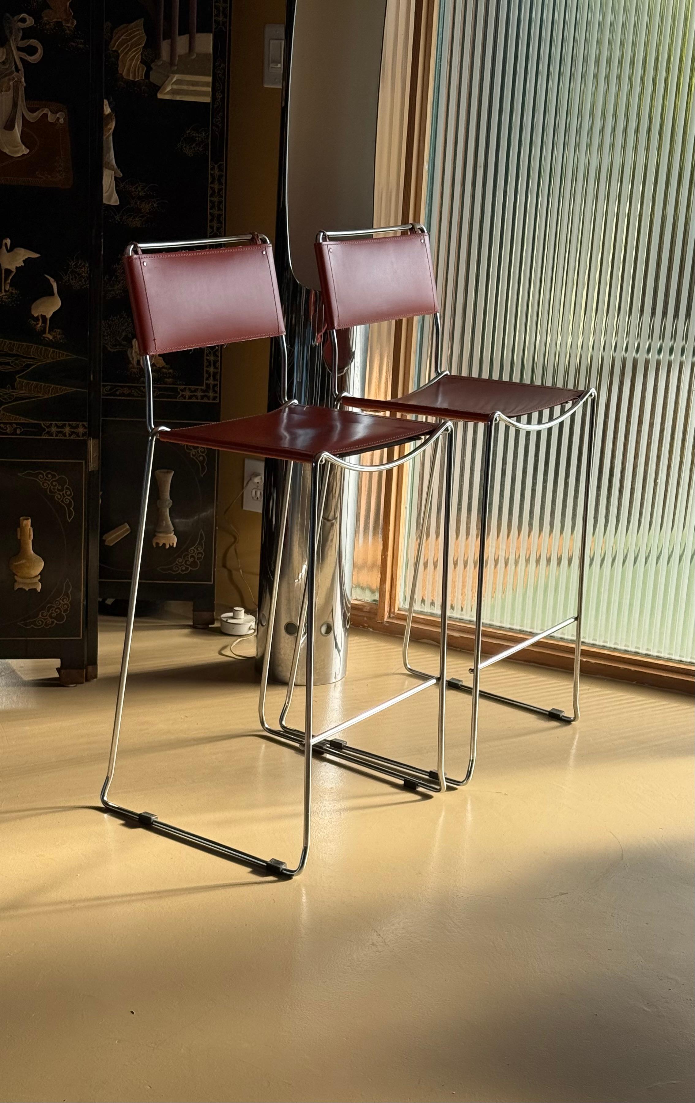 Paire de tabourets de bar italiens vintage en cuir et chrome, milieu du 20e siècle en vente 8