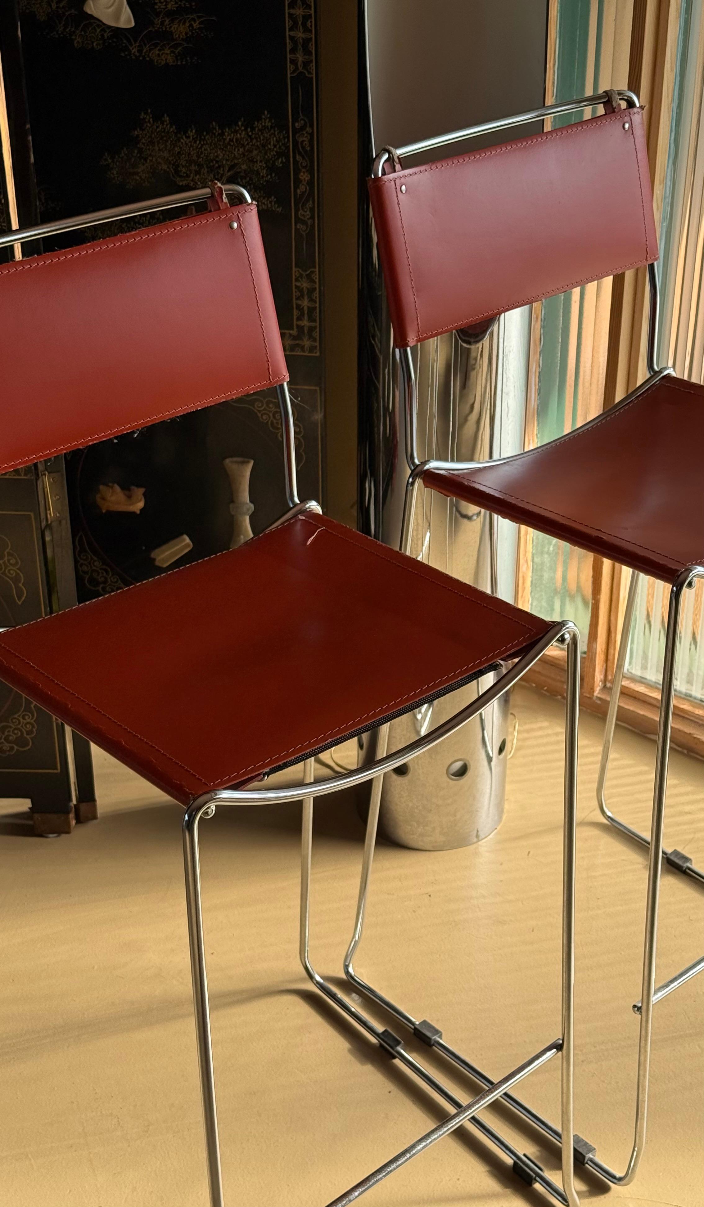 Paire de tabourets de bar italiens vintage en cuir et chrome, milieu du 20e siècle en vente 9