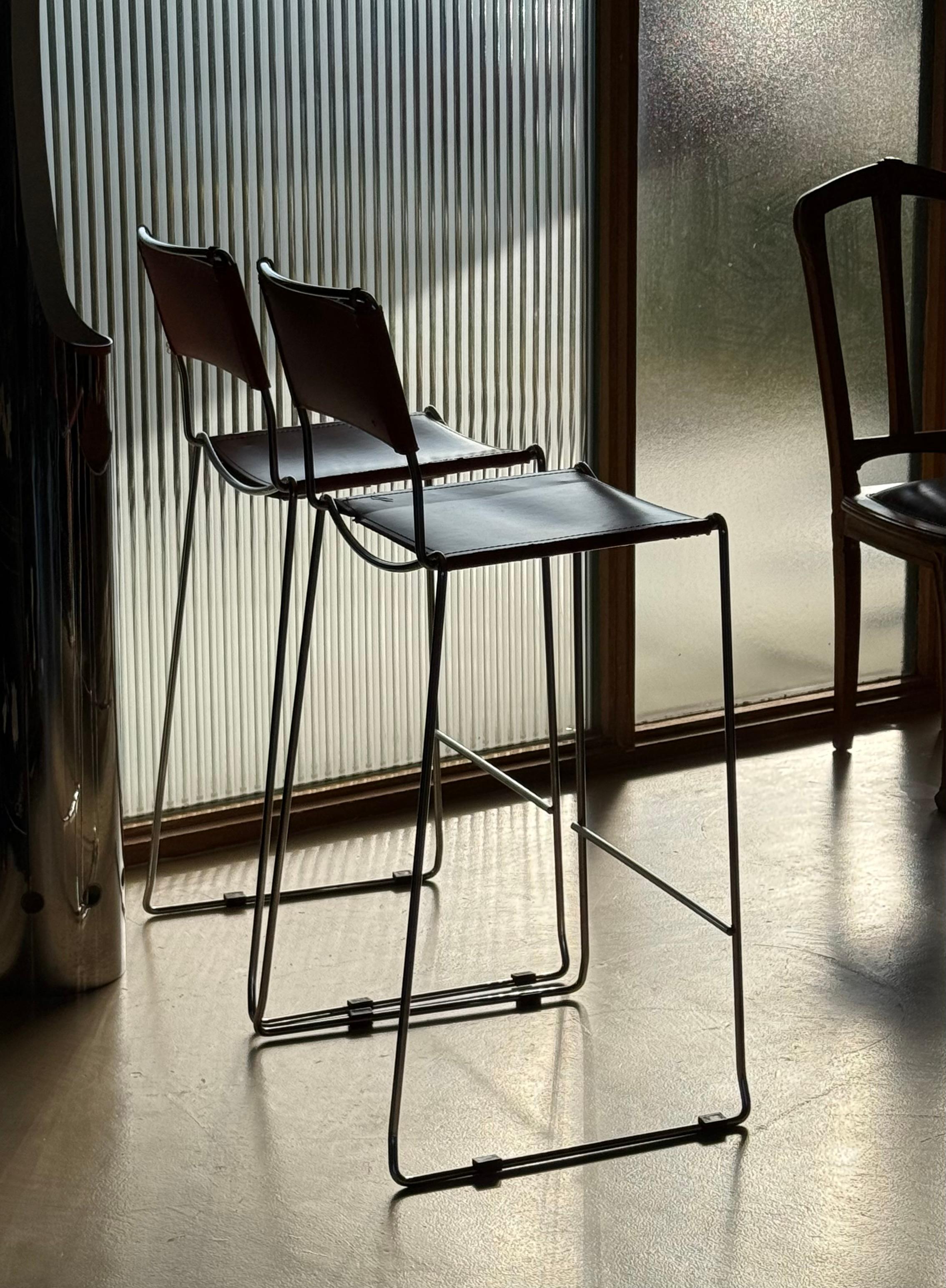 Paire de tabourets de bar italiens vintage en cuir et chrome, milieu du 20e siècle Bon état - En vente à View Park, CA
