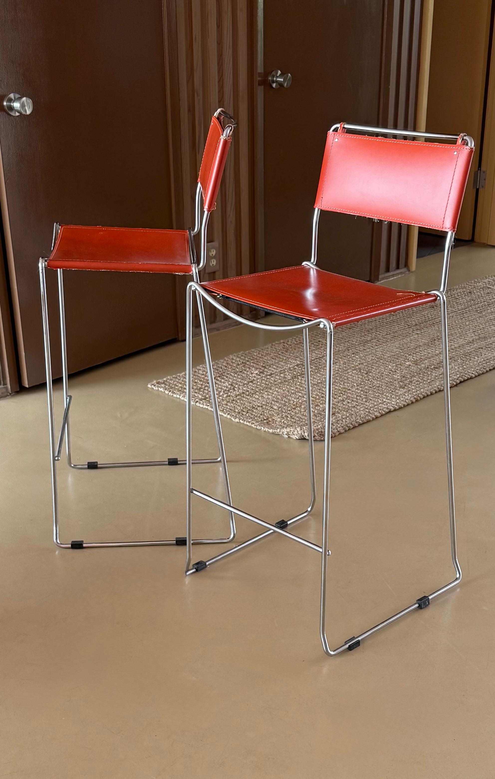 20ième siècle Paire de tabourets de bar italiens vintage en cuir et chrome, milieu du 20e siècle en vente