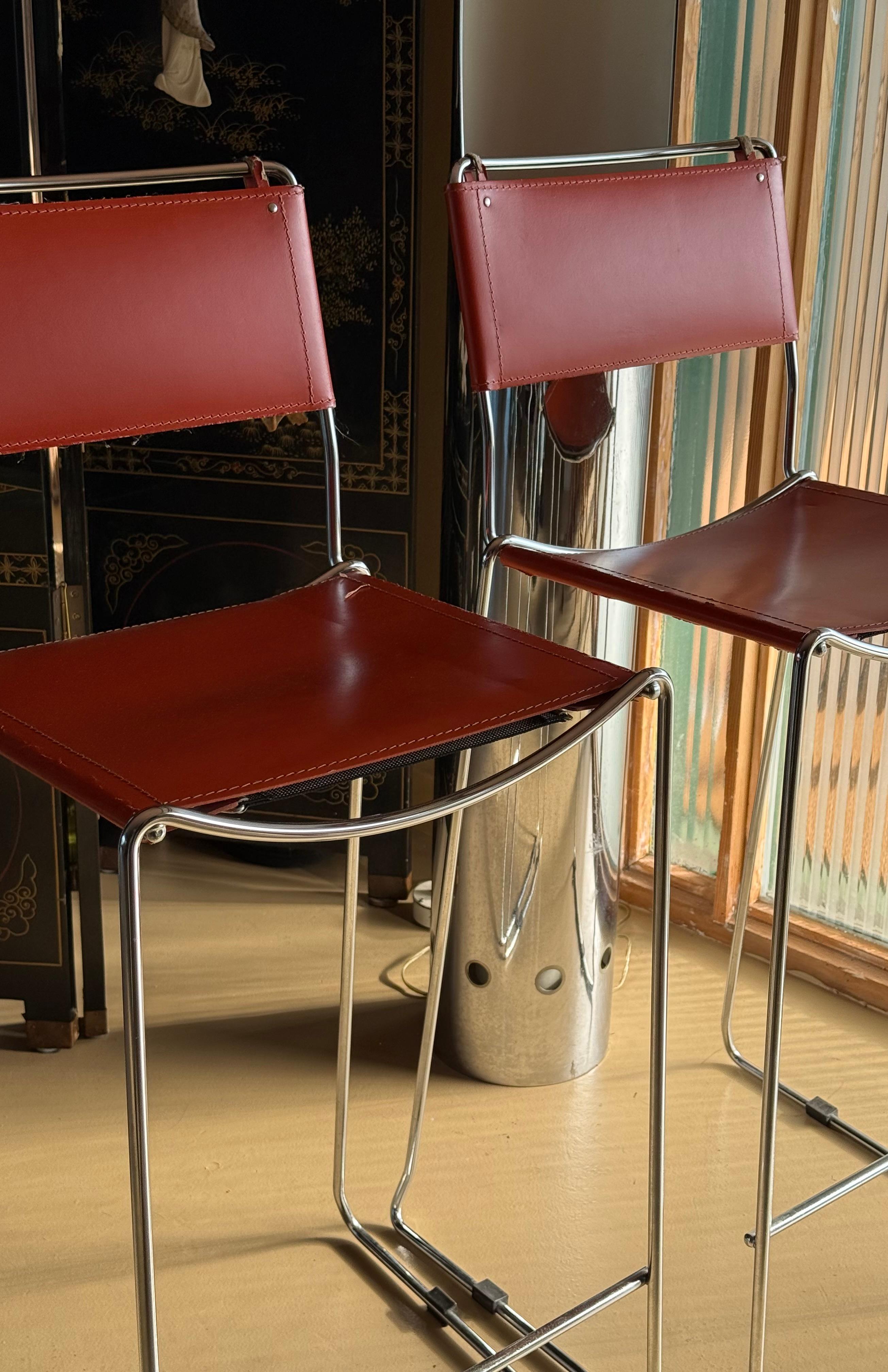 Paire de tabourets de bar italiens vintage en cuir et chrome, milieu du 20e siècle en vente 1