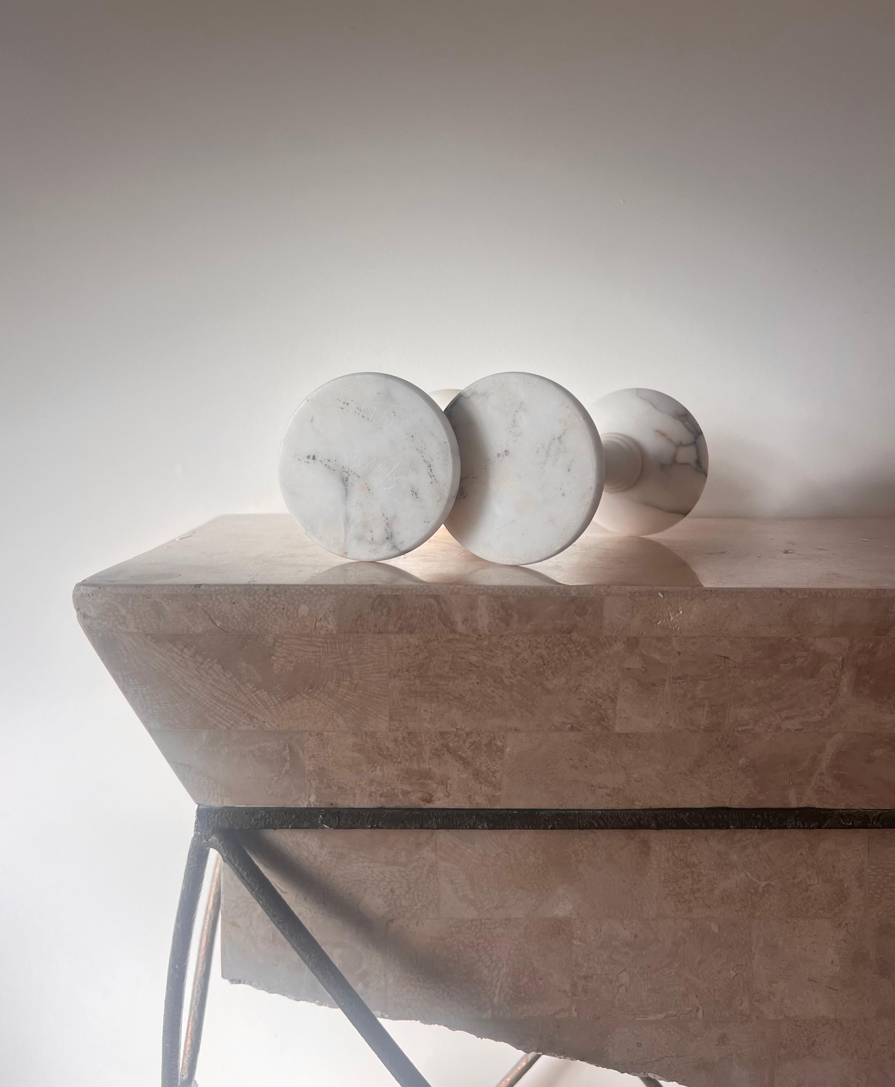 Pareja de candelabros de mármol italianos de época, S. XX en venta 7