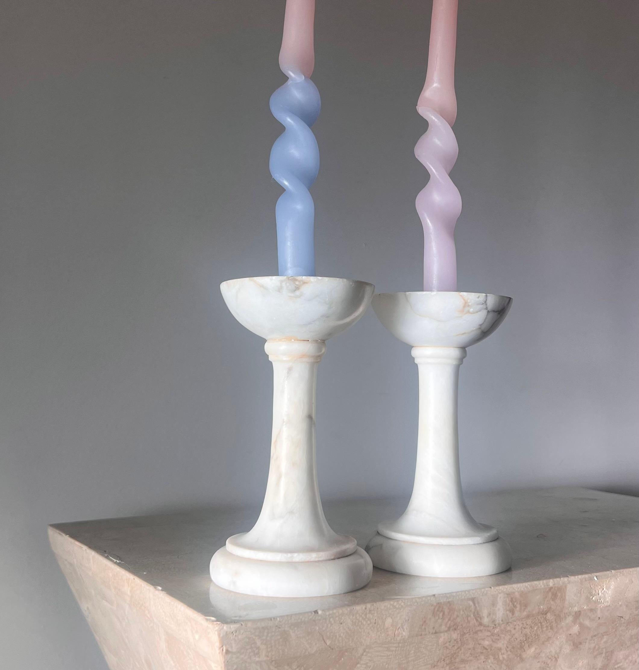 Pareja de candelabros italianos vintage de mármol tallado a mano, S. XX. Marcado 