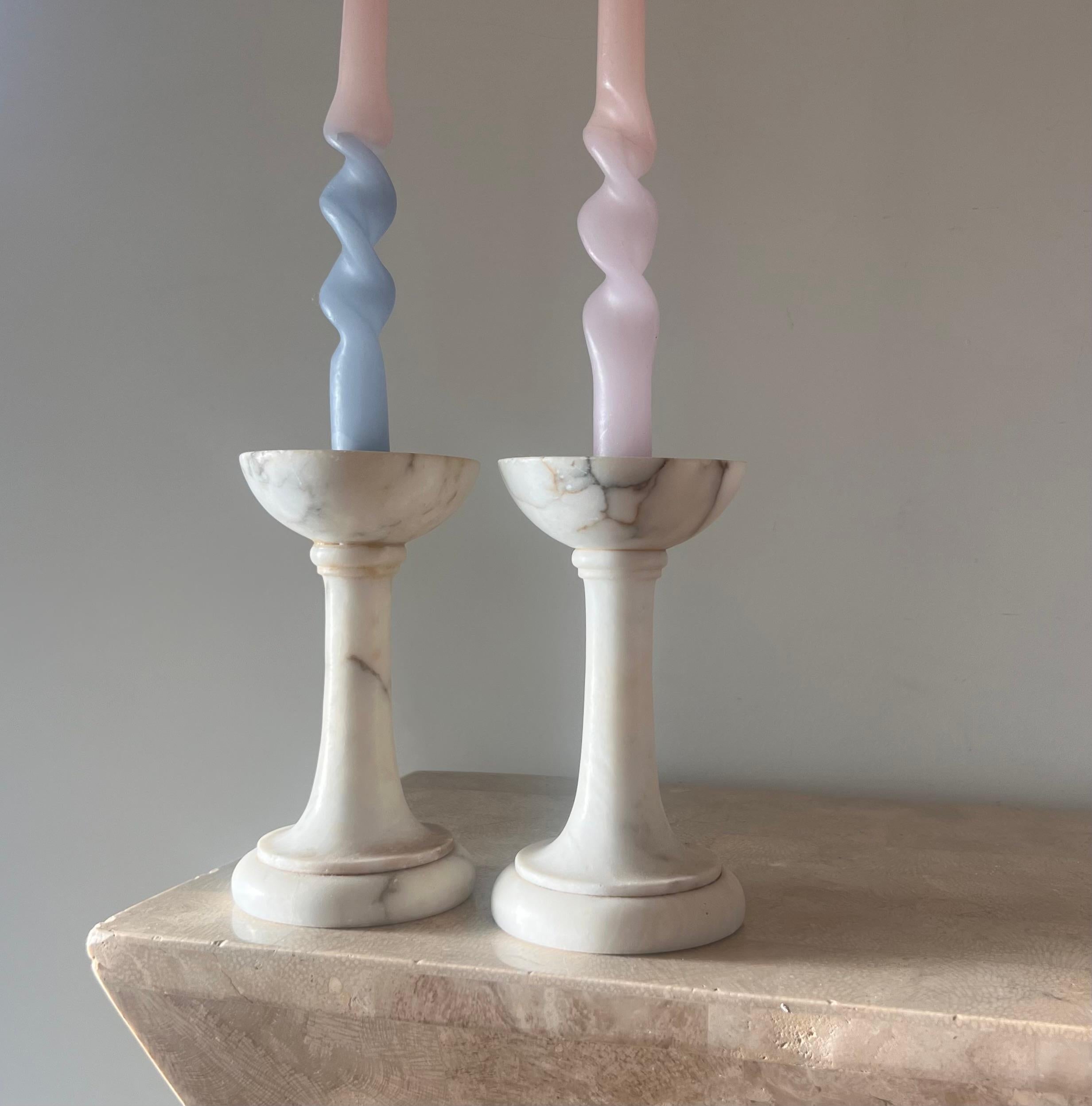 Pareja de candelabros de mármol italianos de época, S. XX Renacimiento neoclásico en venta