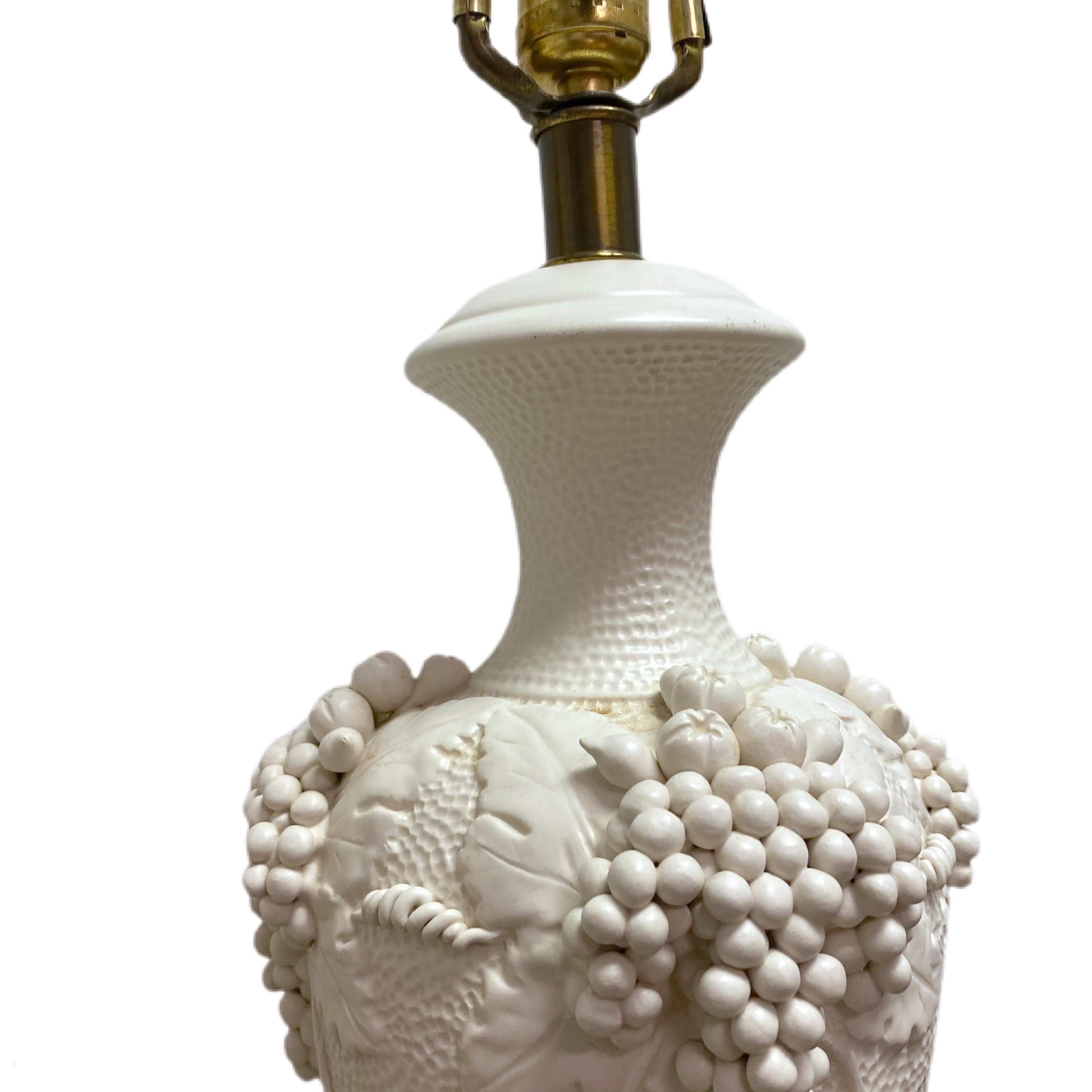Coppia di lampade Vintage Lamp bianche con viti e grappoli in rilievo firmate in vendita 3