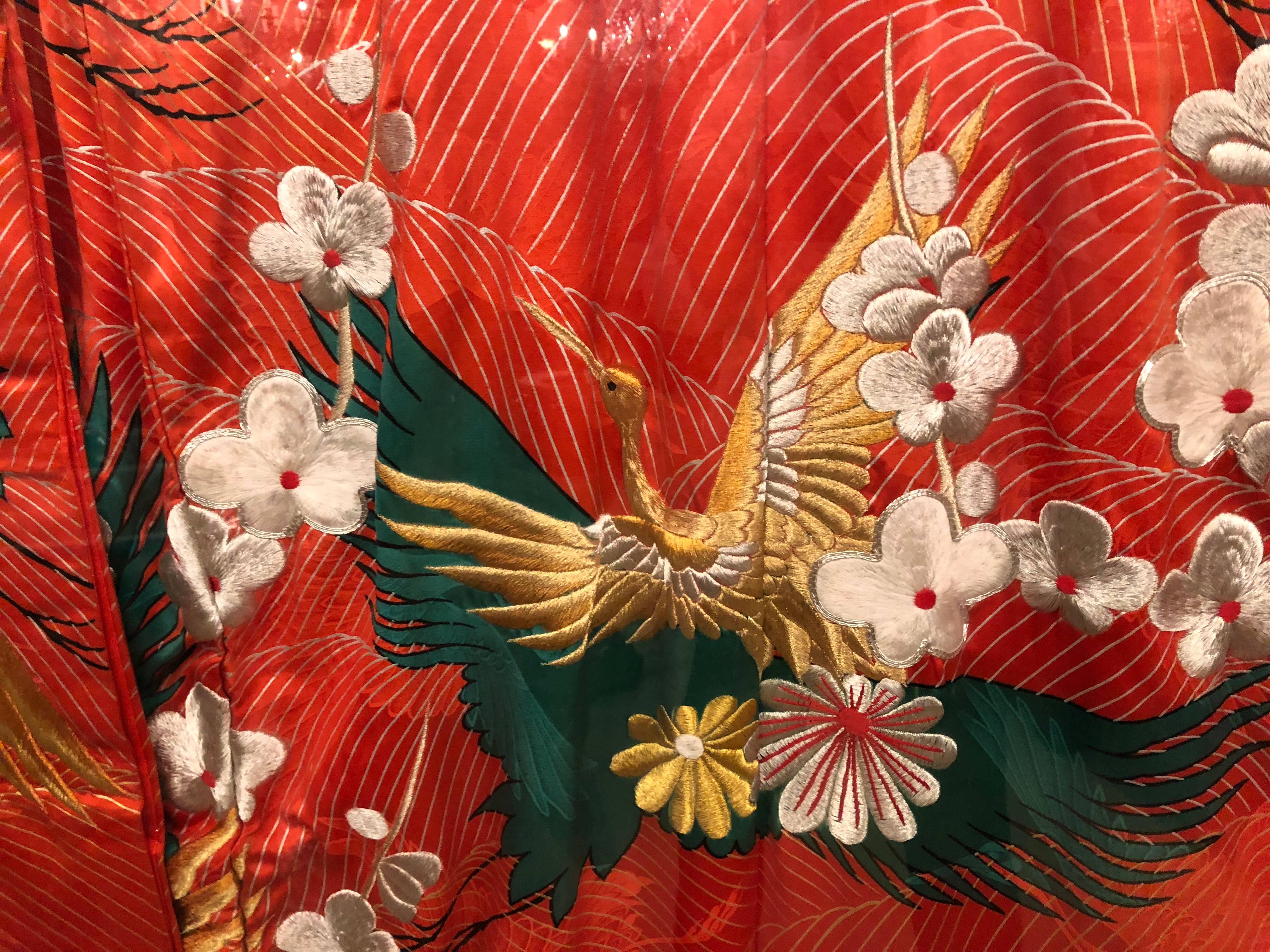 Paire de vieilles robes de mariée en kimono dans des cadres en verre 5