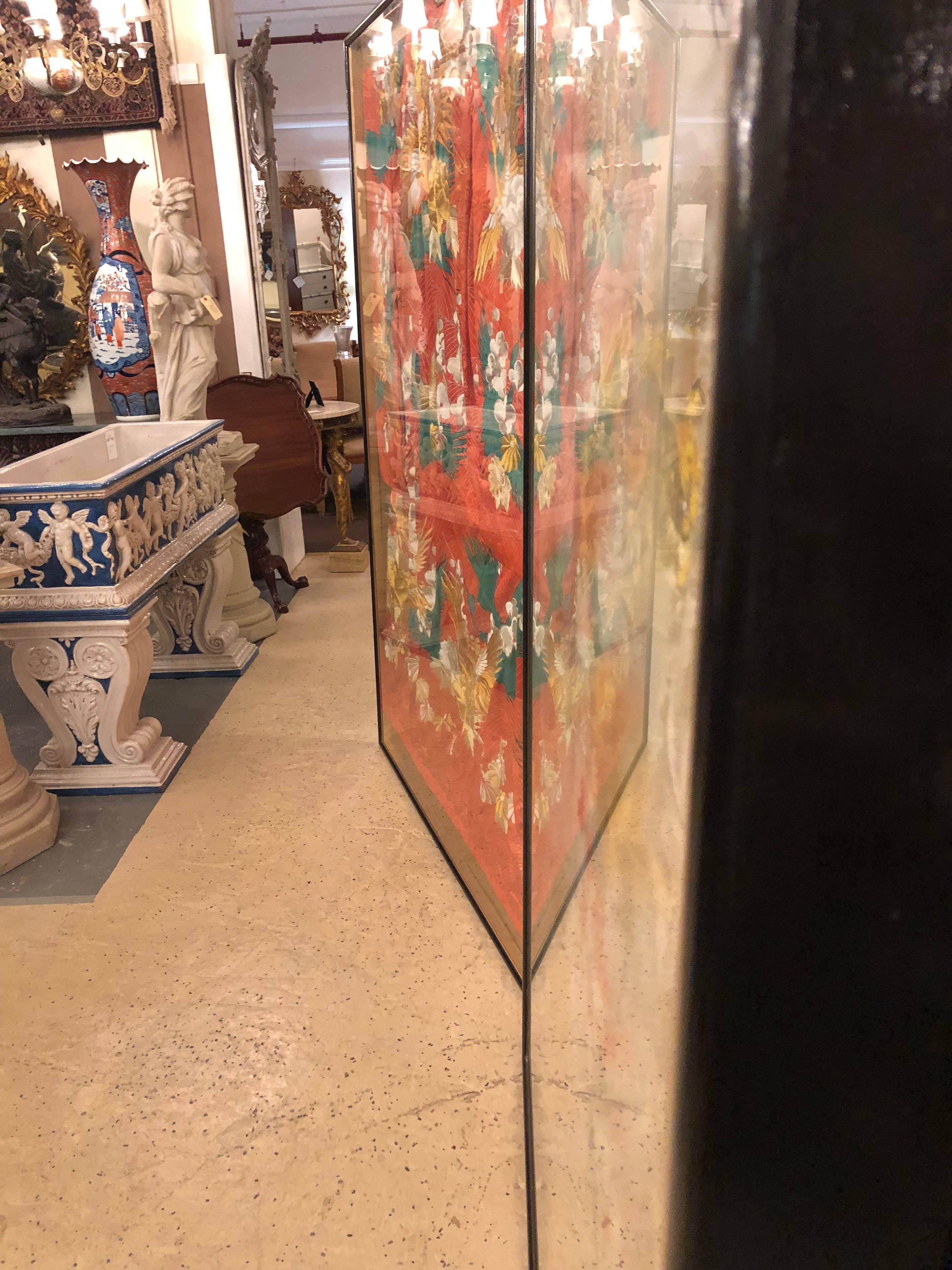 Paire de vieilles robes de mariée en kimono dans des cadres en verre 11