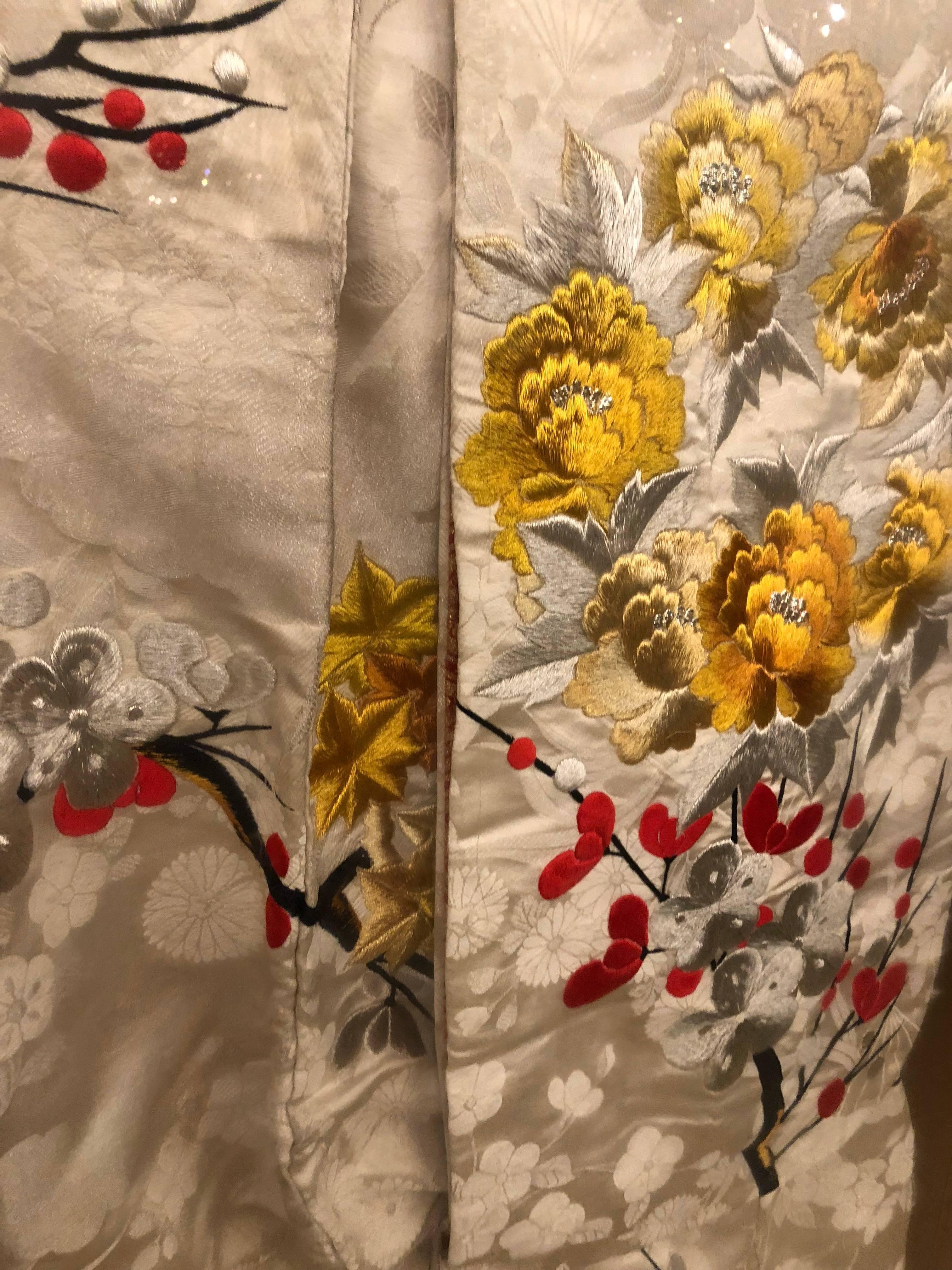 Paire de vieilles robes de mariée en kimono dans des cadres en verre 1