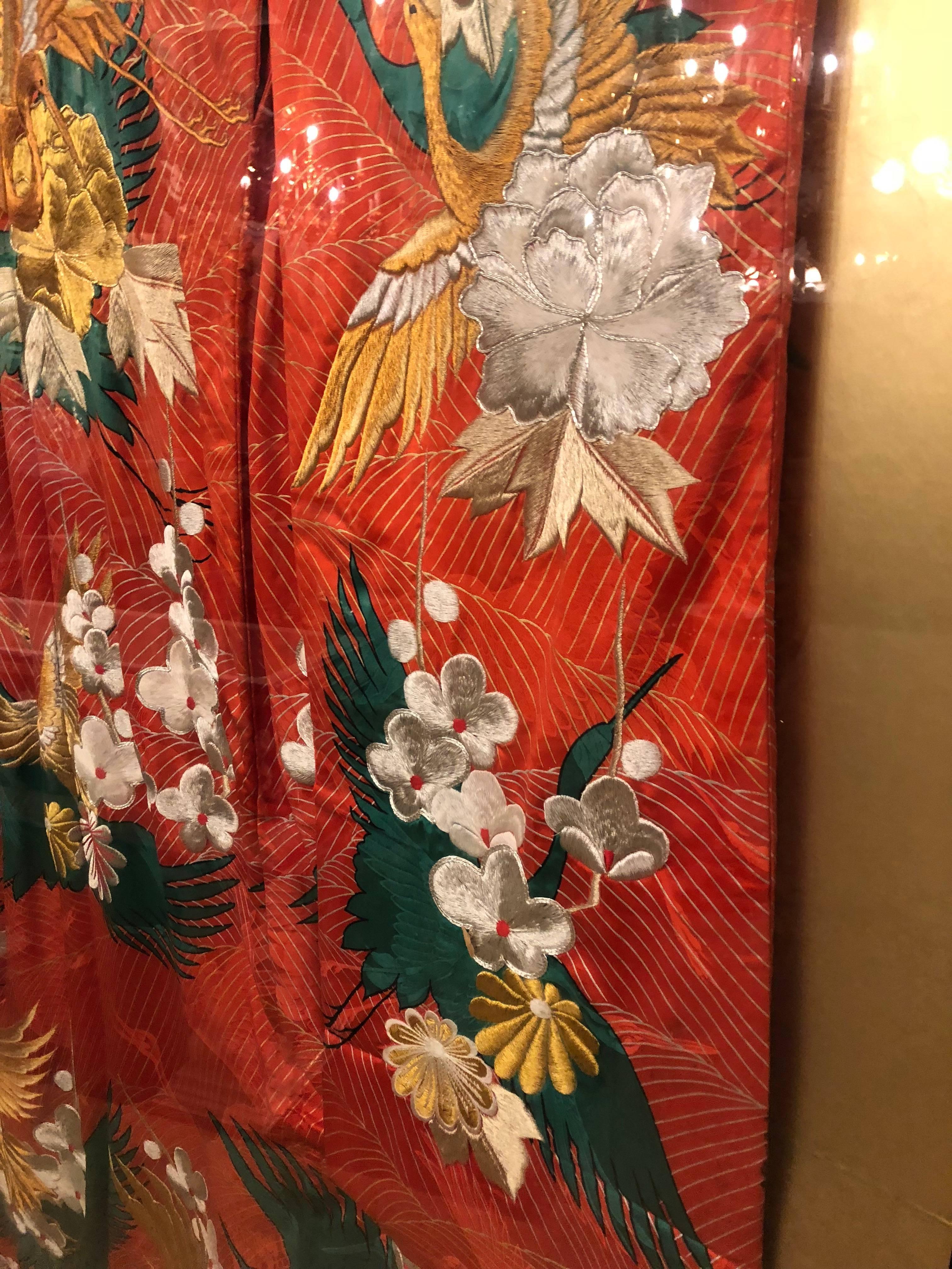 Paire de vieilles robes de mariée en kimono dans des cadres en verre 2